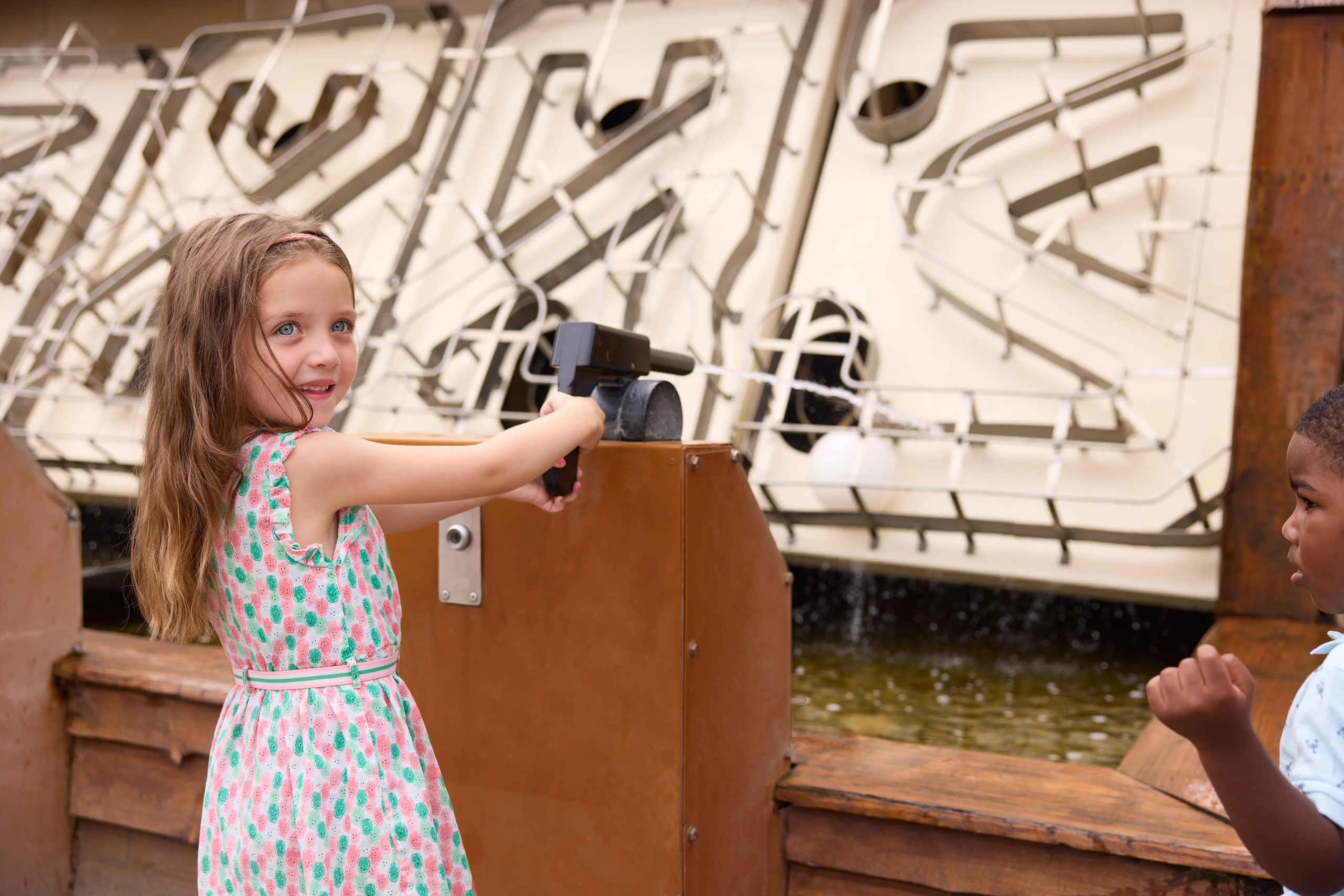 Meisje bij de waterpistolen in Speelland Beekse Bergen