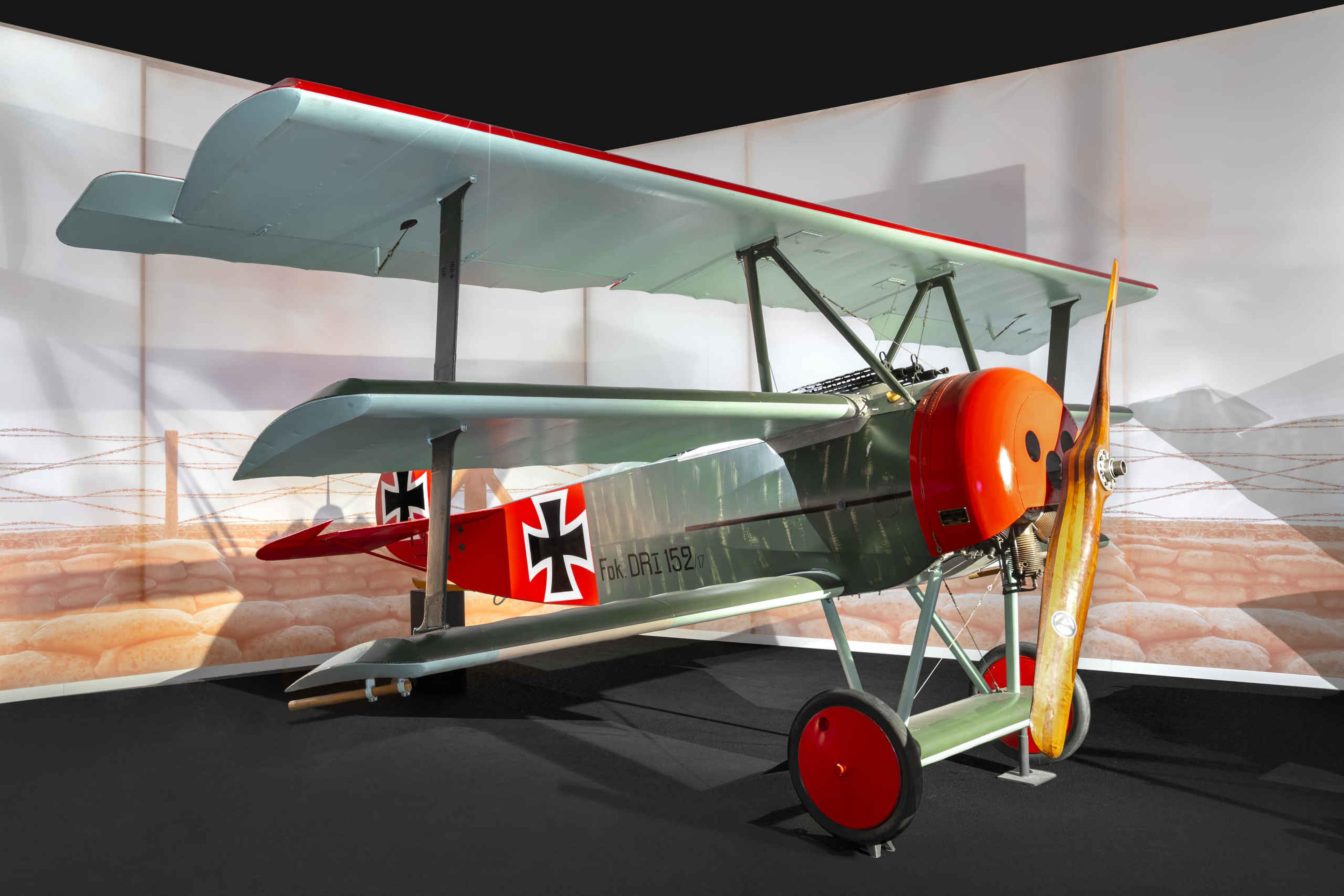 Expositie Fokker DR-1 Driedekker hoofdgebouw Luchtvaartmuseum Aviodrome