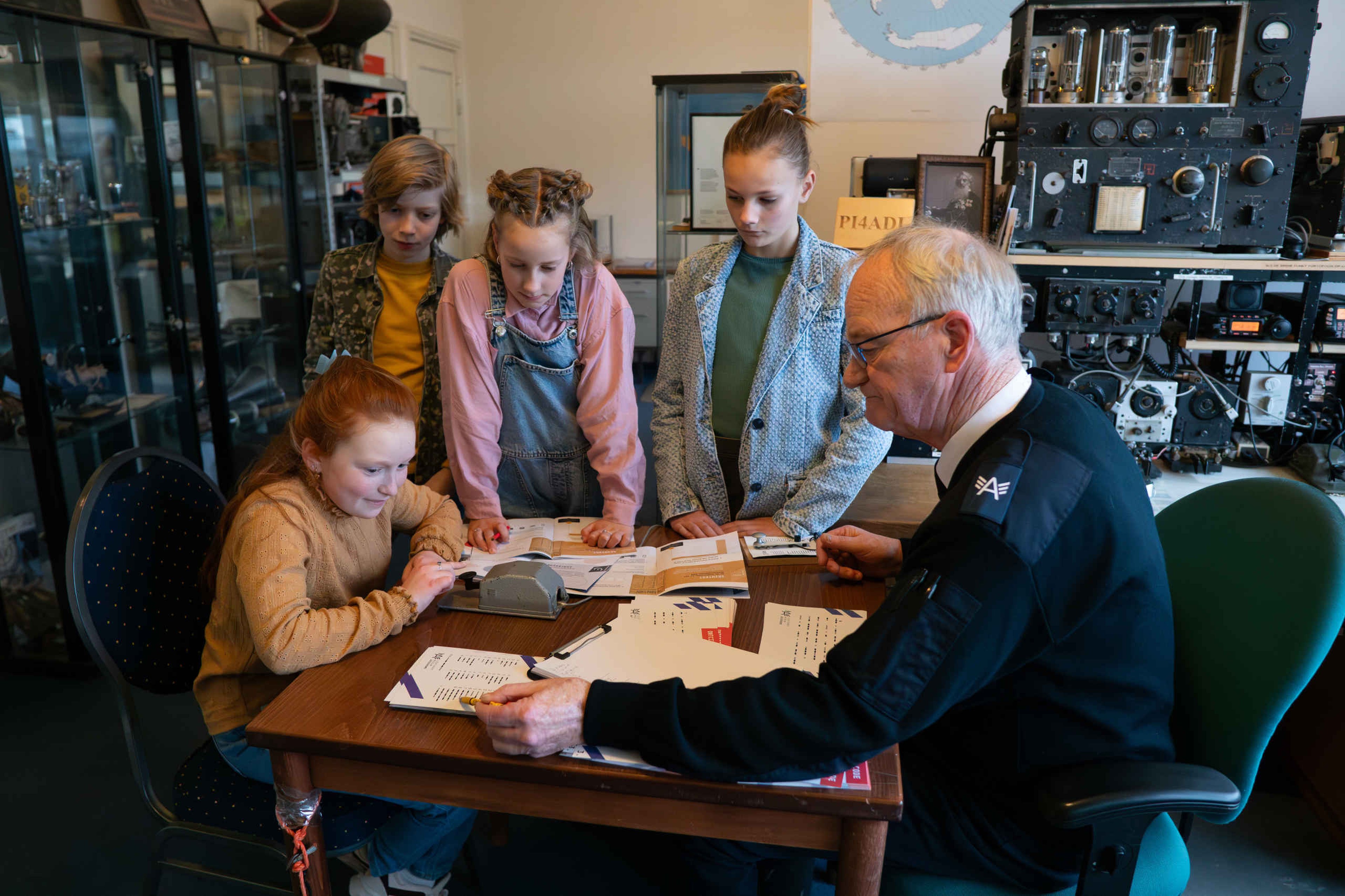 Kinderen kinderfeestje museum speurtocht met vrijwilliger schoolreisje Luchtvaartmuseum Aviodrome