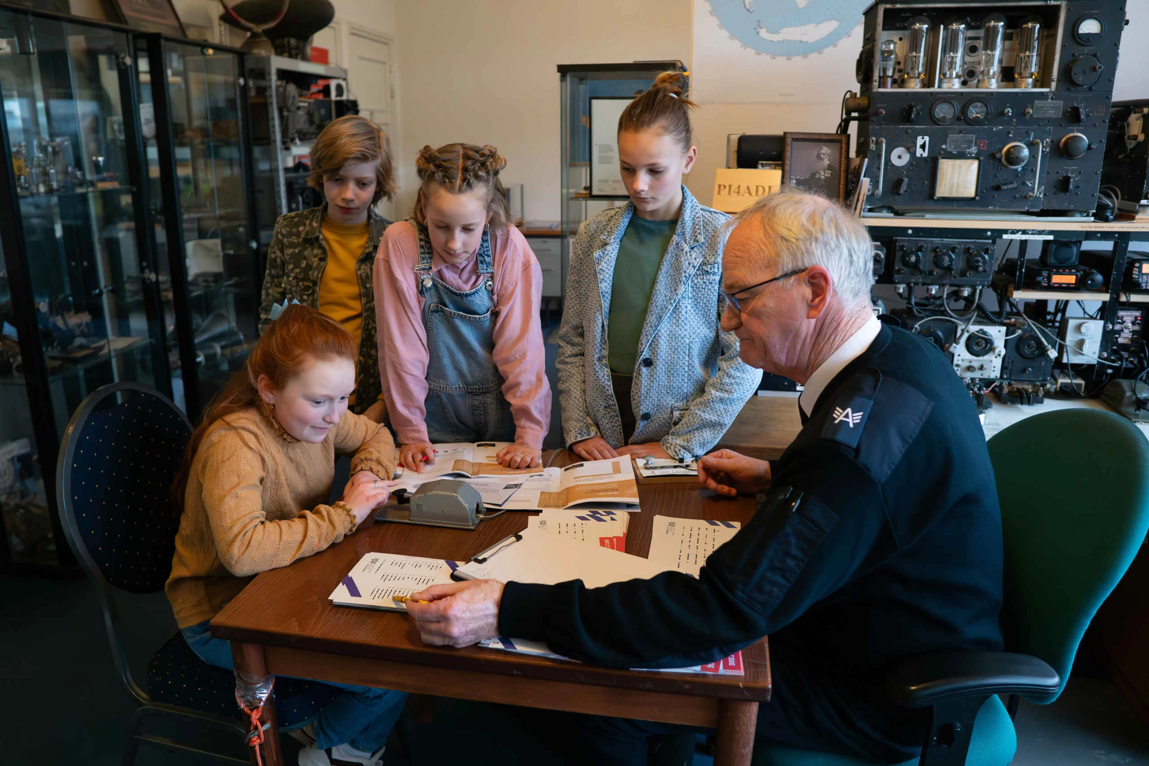 Kinderen kinderfeestje museum speurtocht met vrijwilliger schoolreisje Luchtvaartmuseum Aviodrome