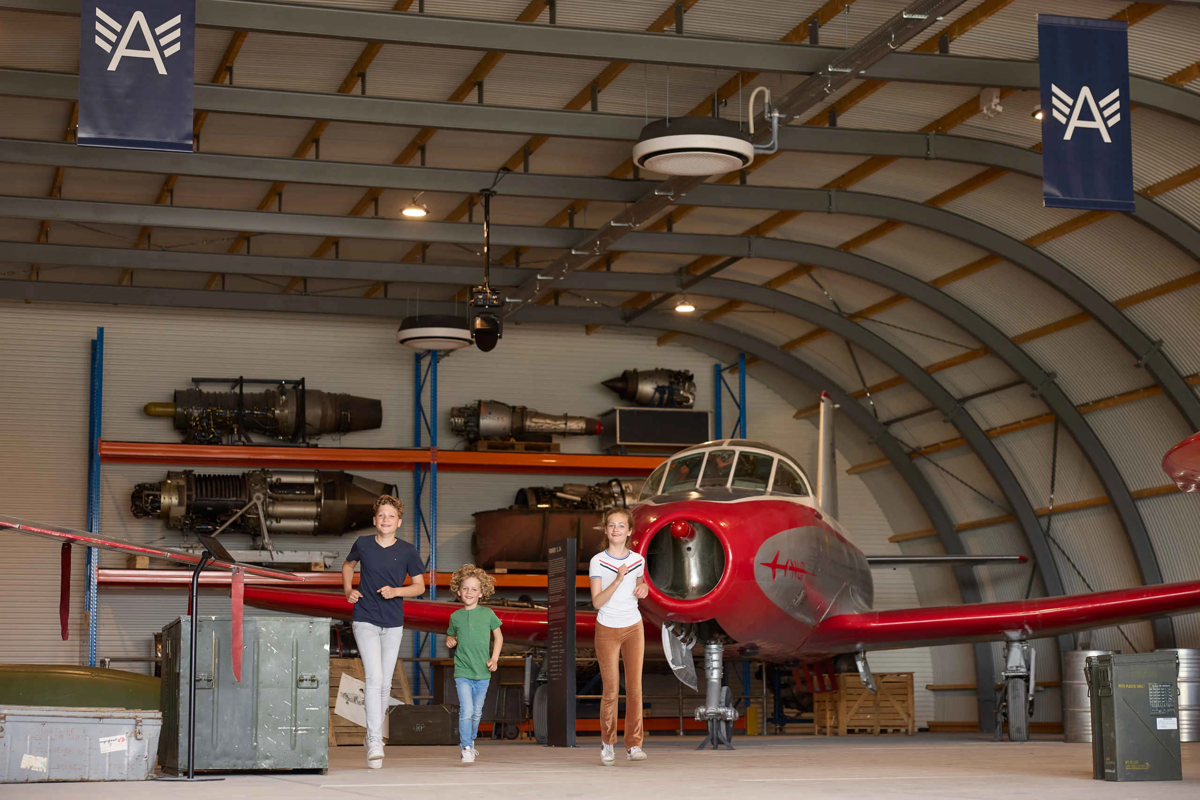 Kinderen rennen straaljager expositie Luchtvaartmuseum Aviodrome