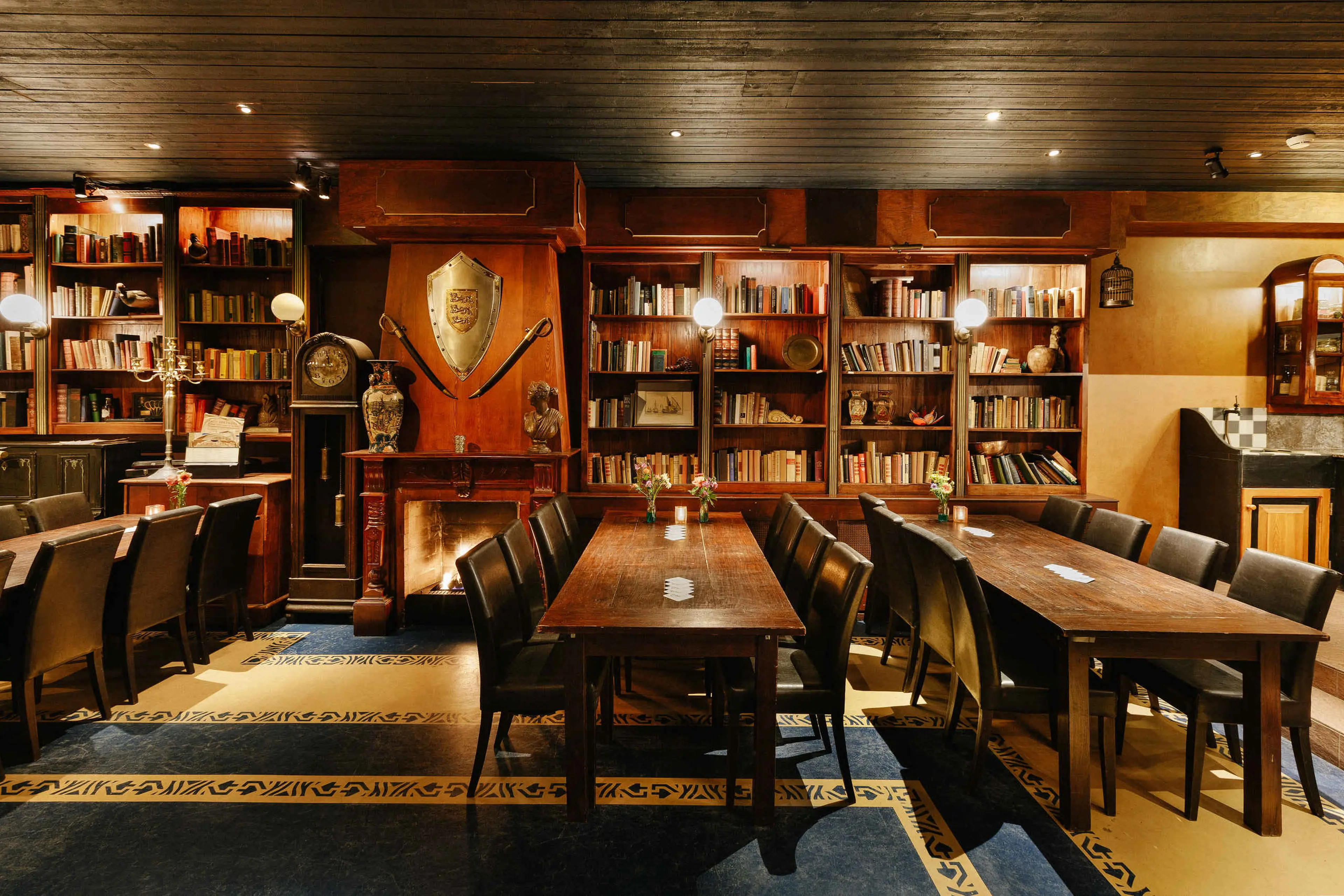 De zaal colonial in de club met bibliotheek en vergadering opstelling bij het event center van Beekse Bergen