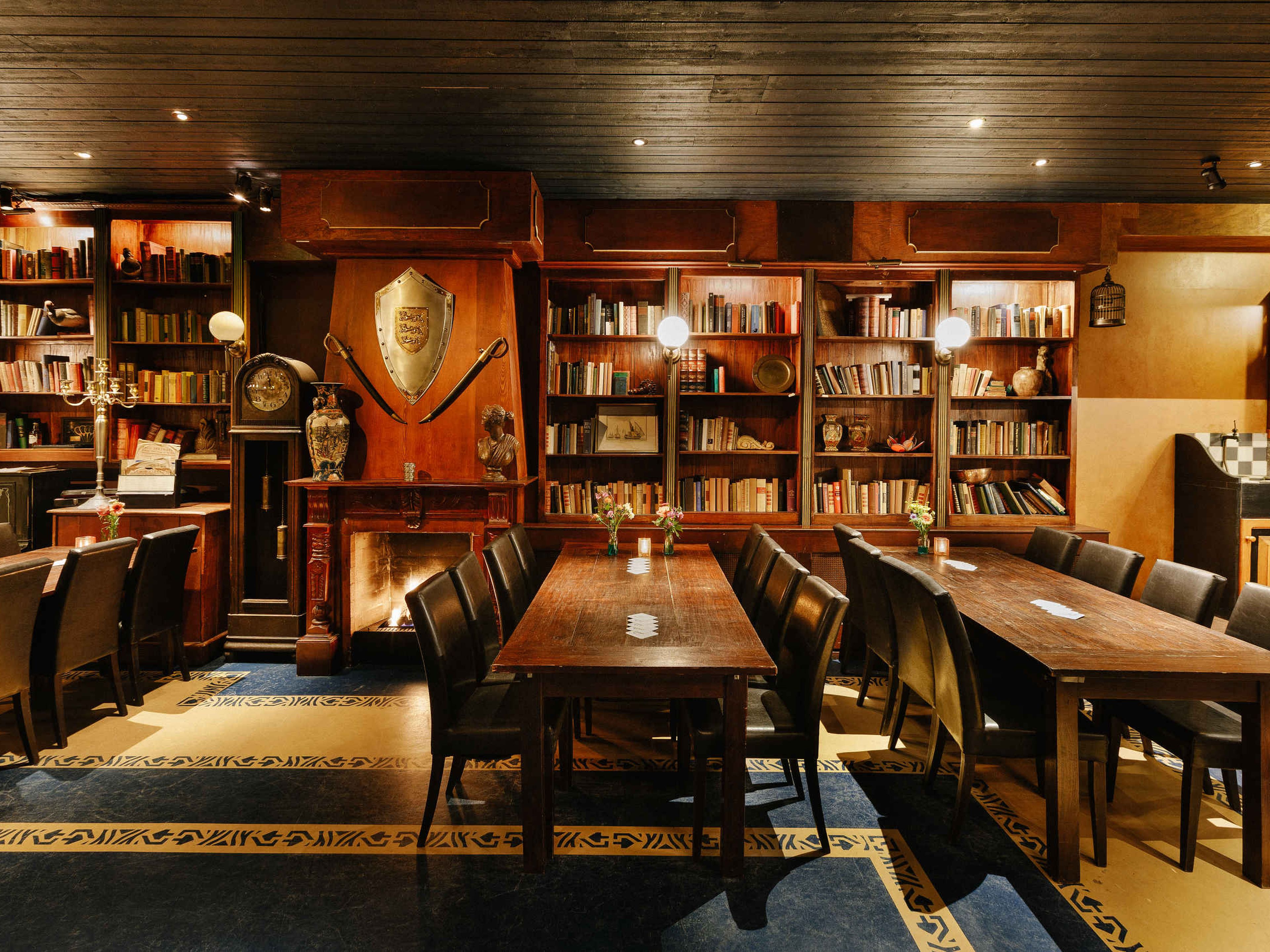 De zaal colonial in de club met bibliotheek en vergadering opstelling bij het event center van Beekse Bergen