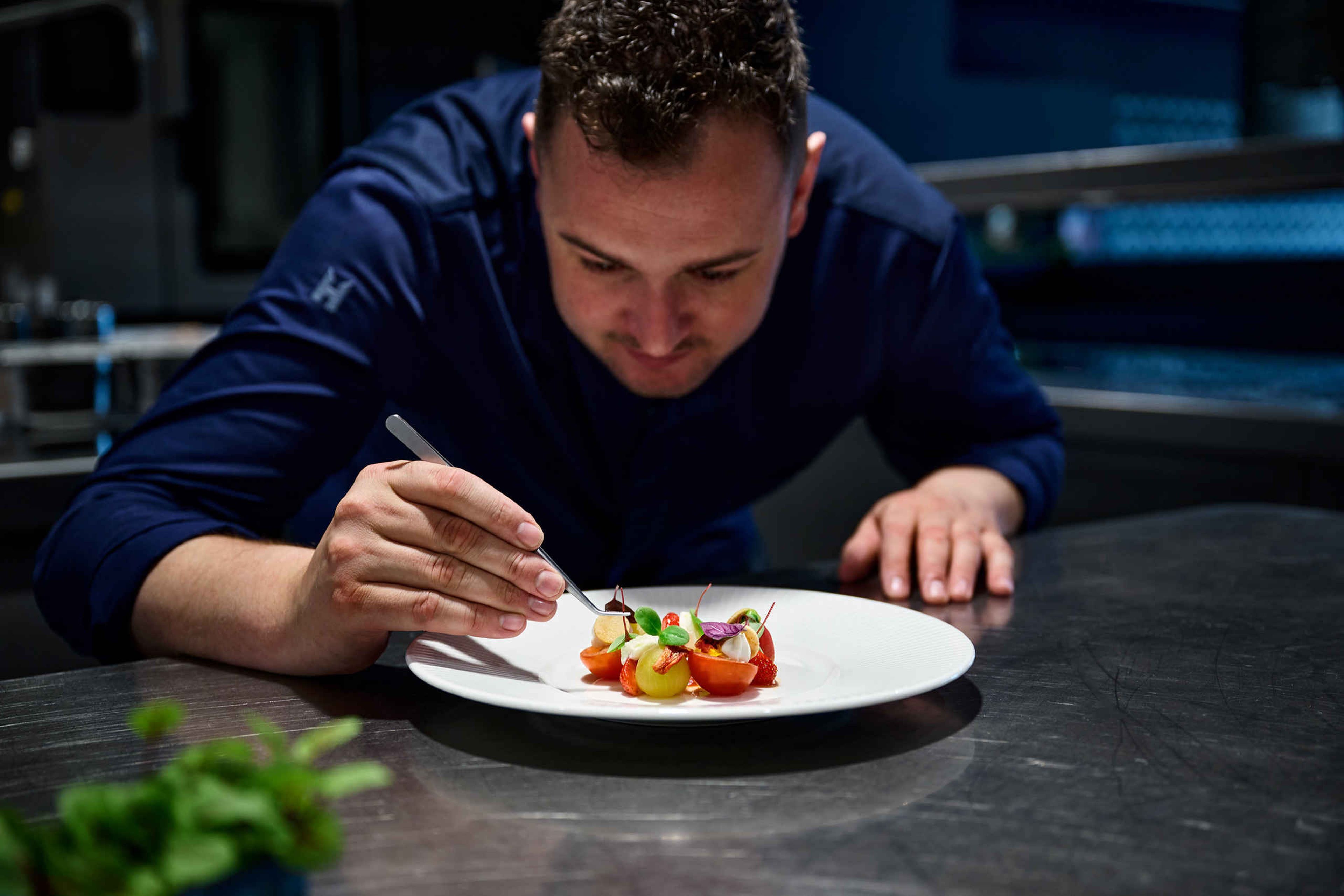 De chefkok voert de final touches op een gerecht uit bij restaurant Nommos in Safari Hotel Beekse Bergen.