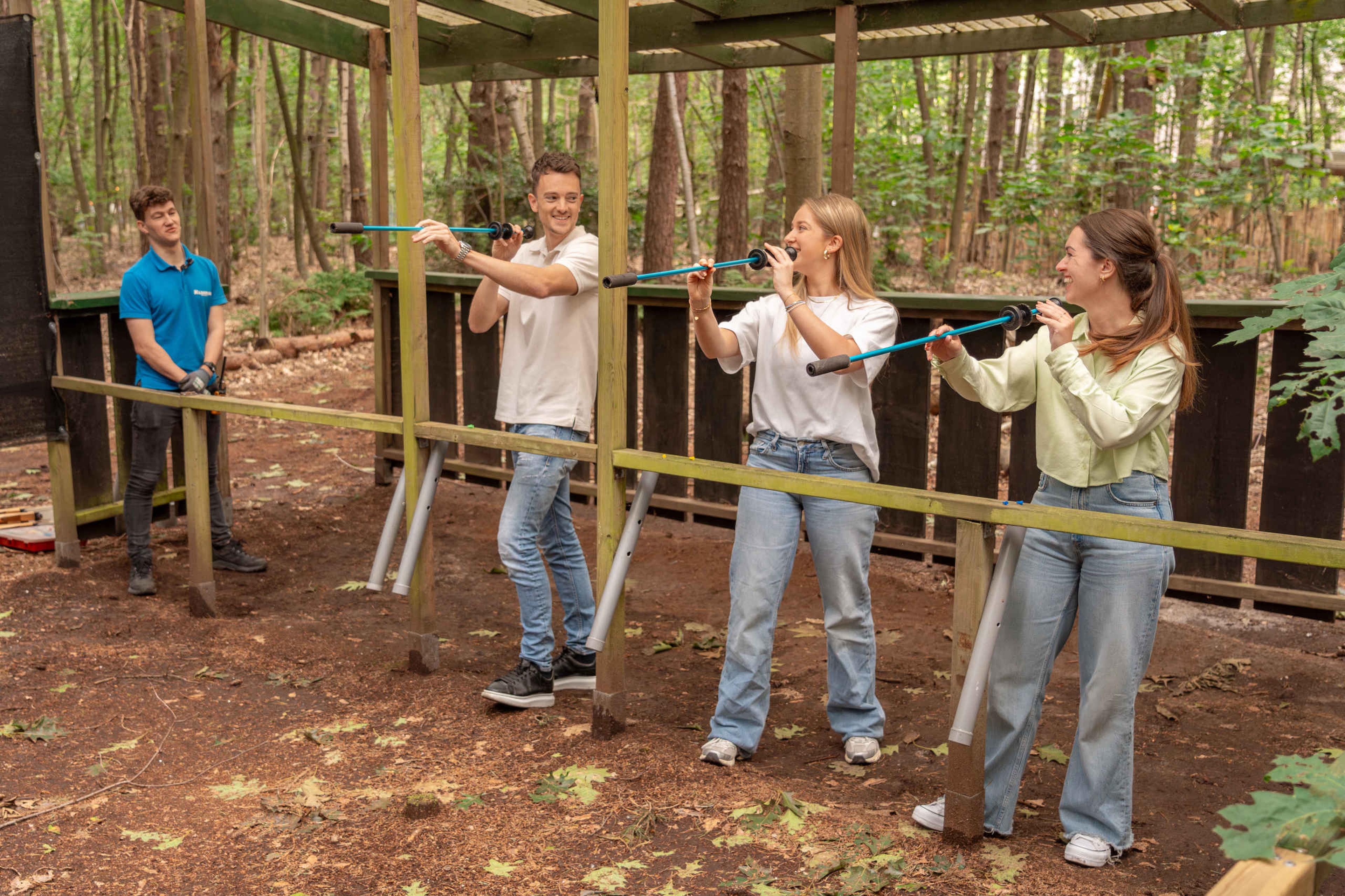 bedrijfsuitje met collega's blaaspijpschieten bij Klimrijk Brabant