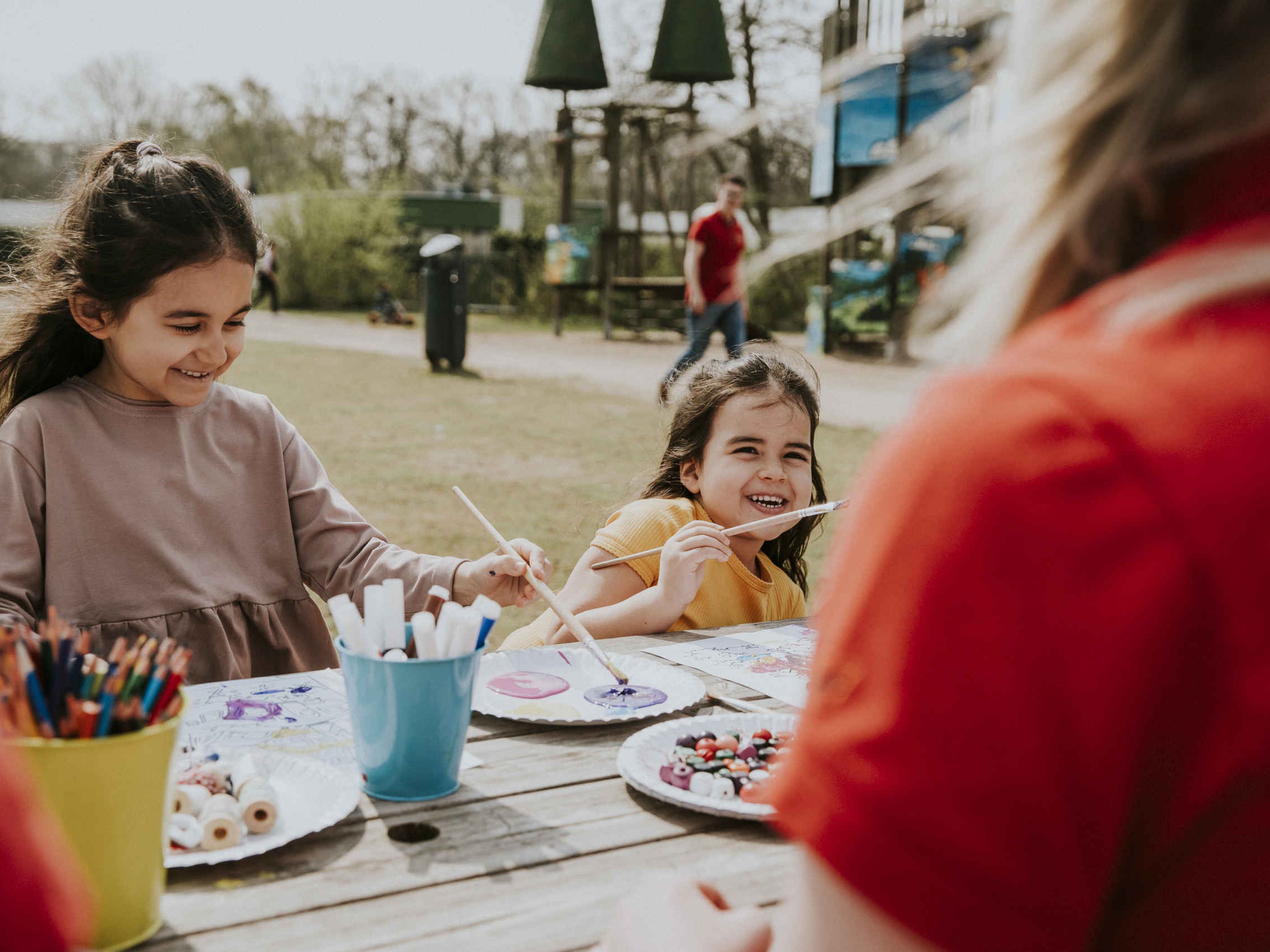 Kinderen verven tijdens animatie op Vakantiepark Dierenbos