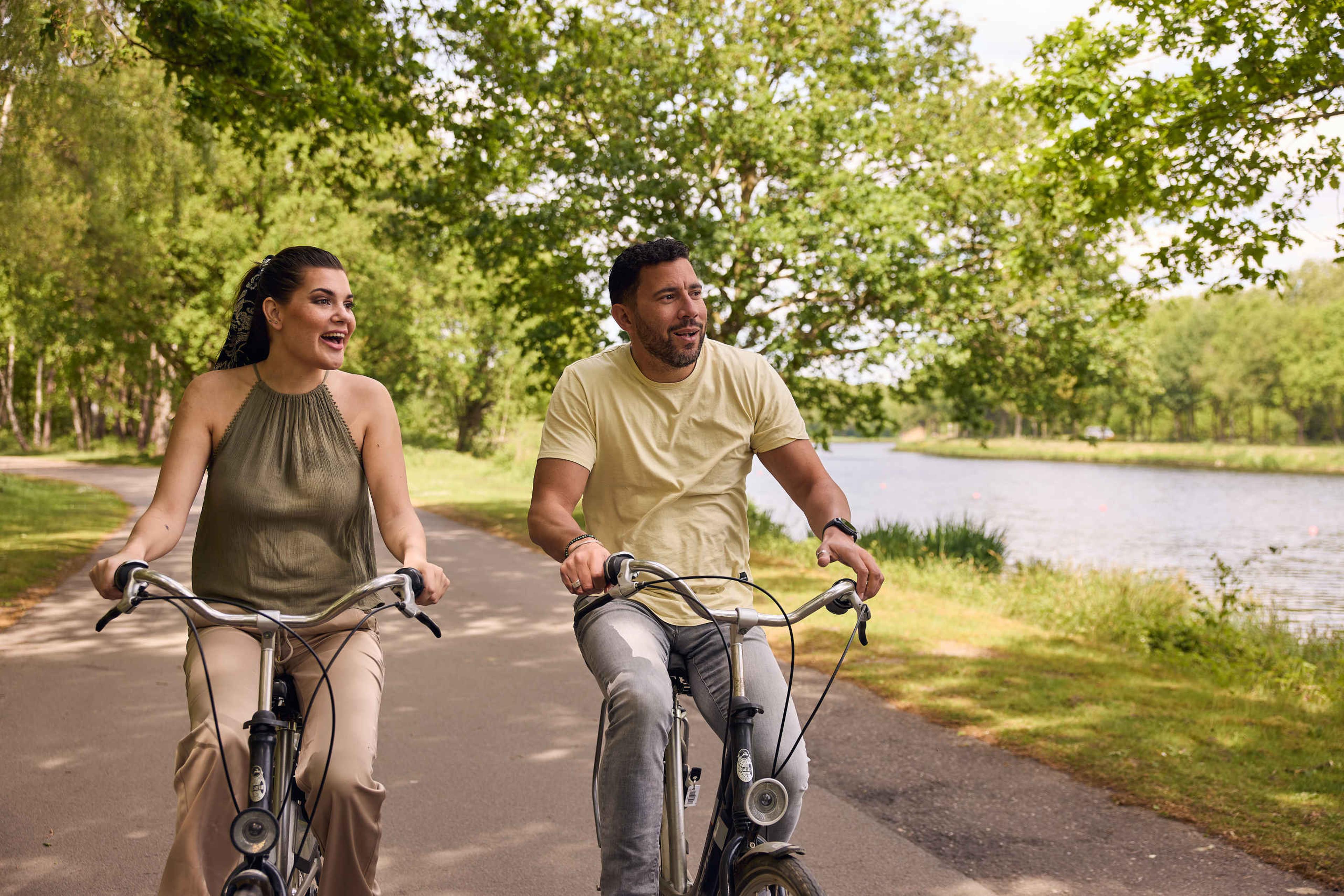 Stel op de fiets bij Beekse Bergen