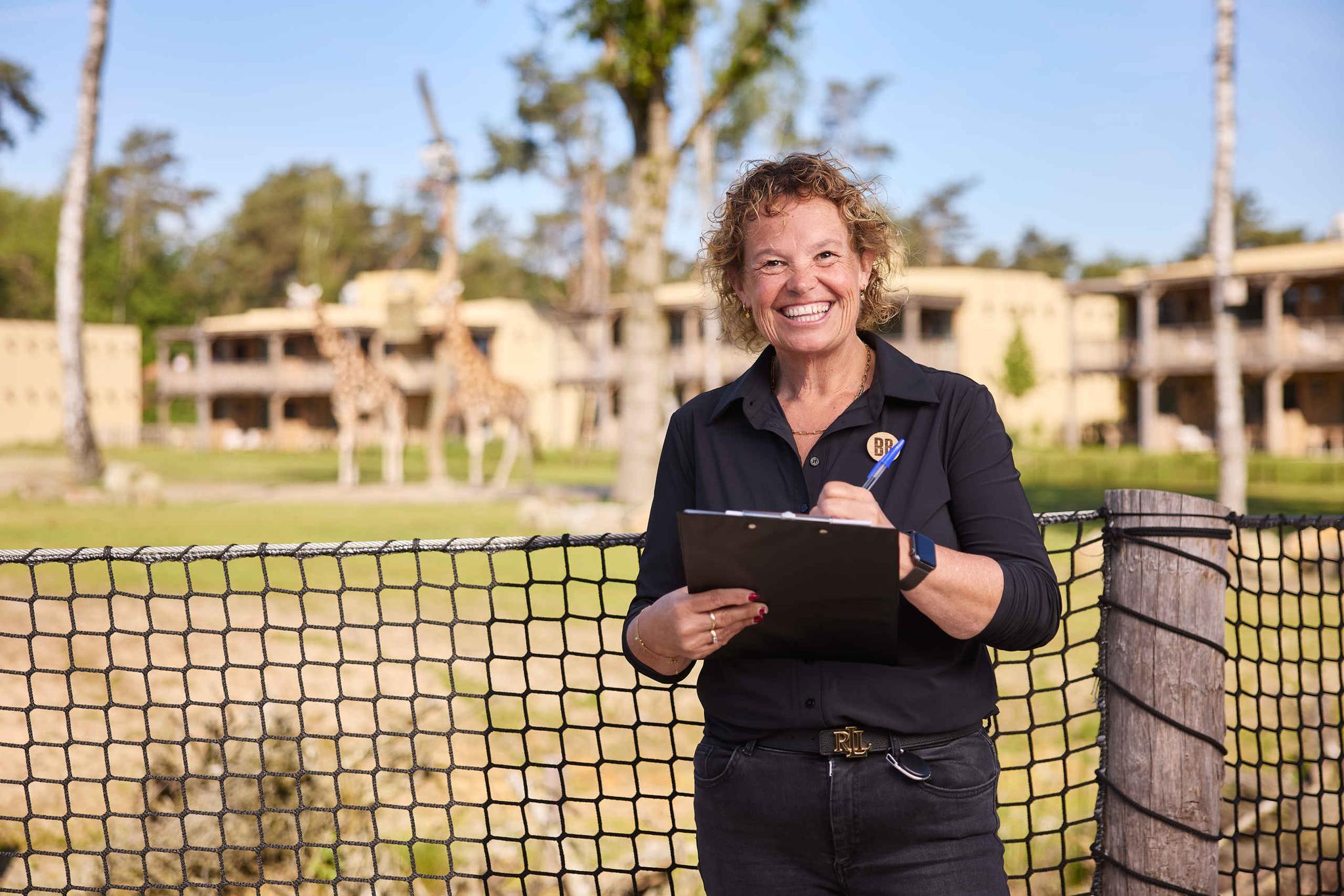 Een medewerker van de facilitaire dienst bij Beekse Bergen