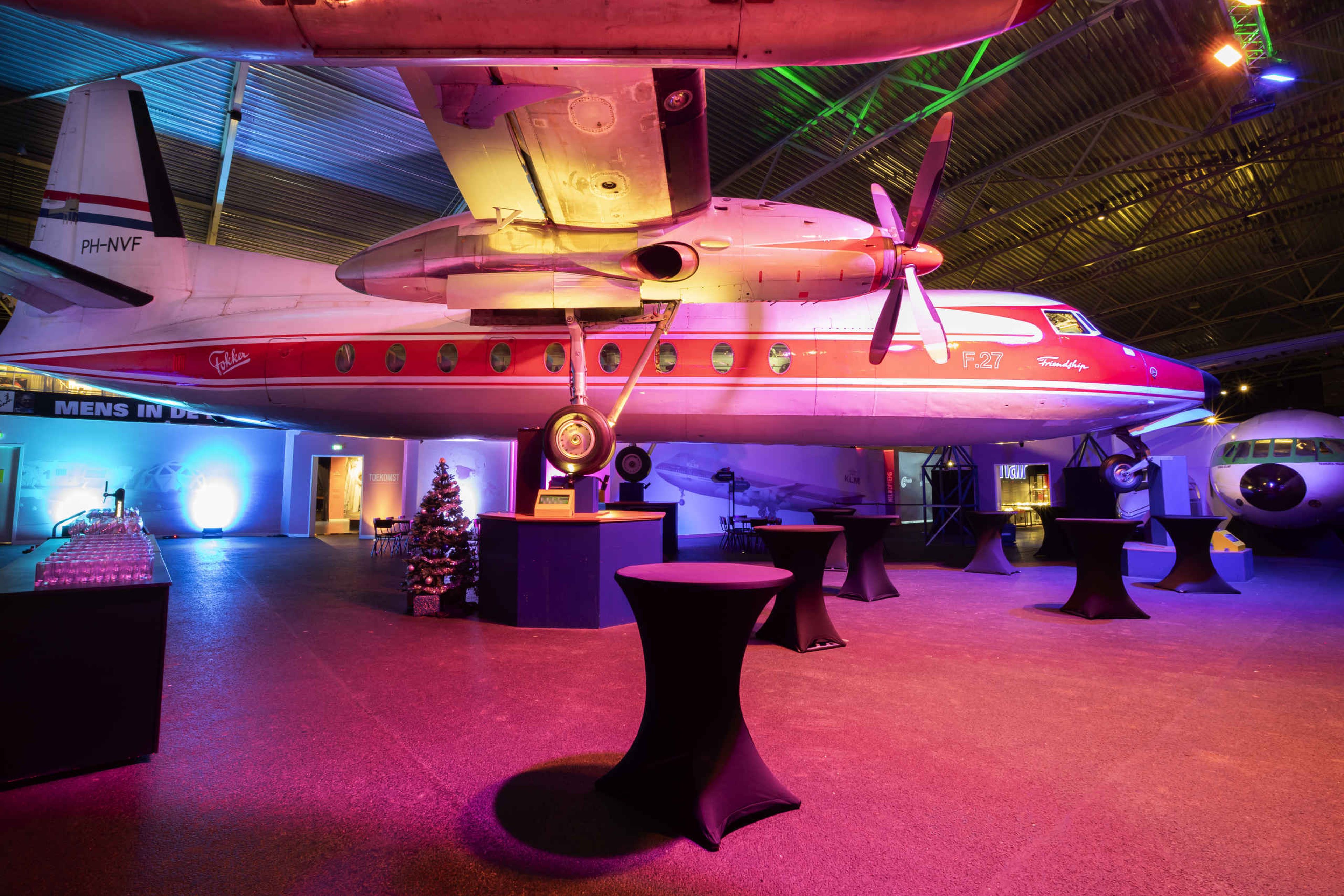 Een overzicht van de museumzaal voor de aanvang van een evenement bij Luchtvaartmuseum Aviodrome