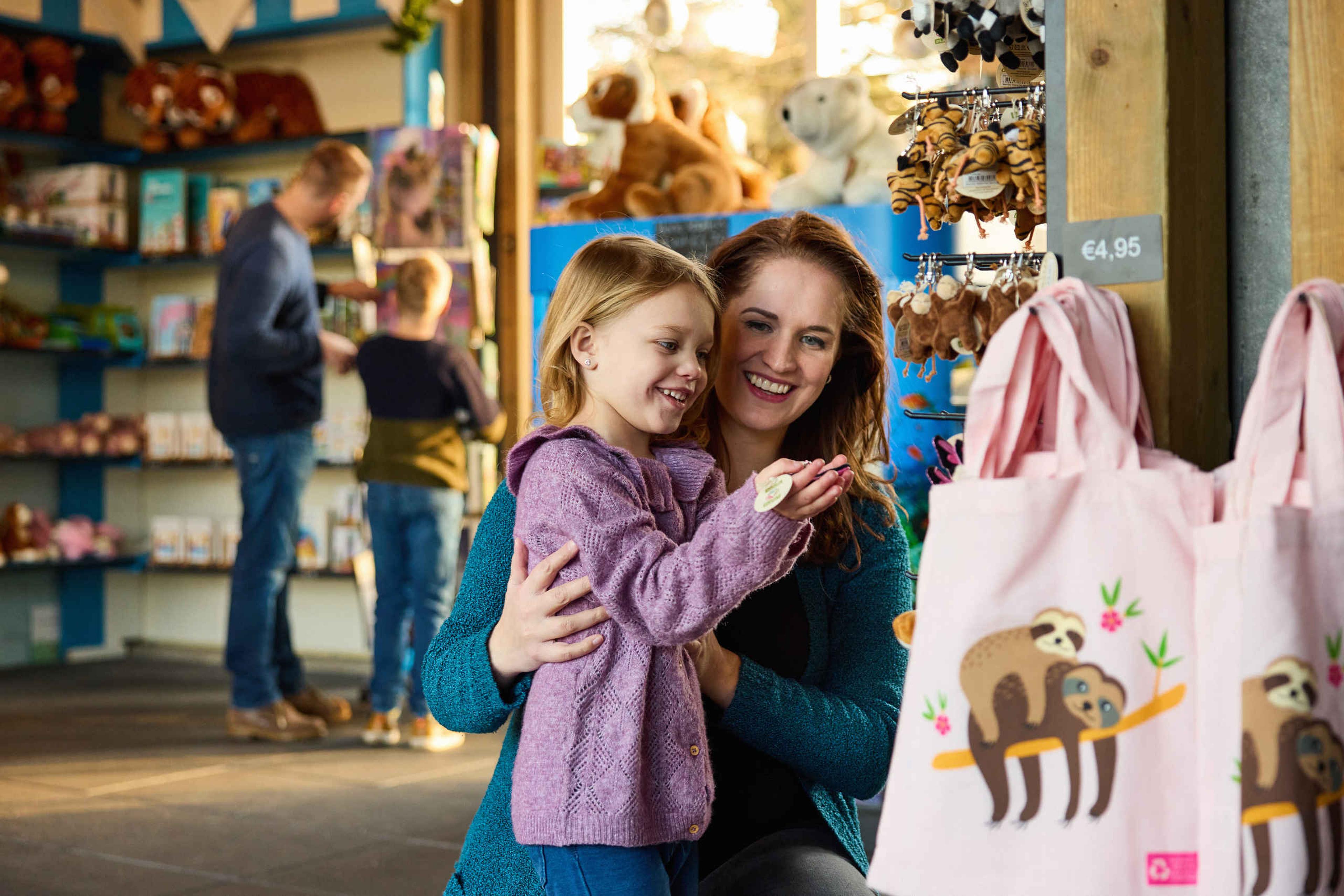 Souvenirshop meisje en vrouw sleutelhanger AquaZoo Leeuwarden