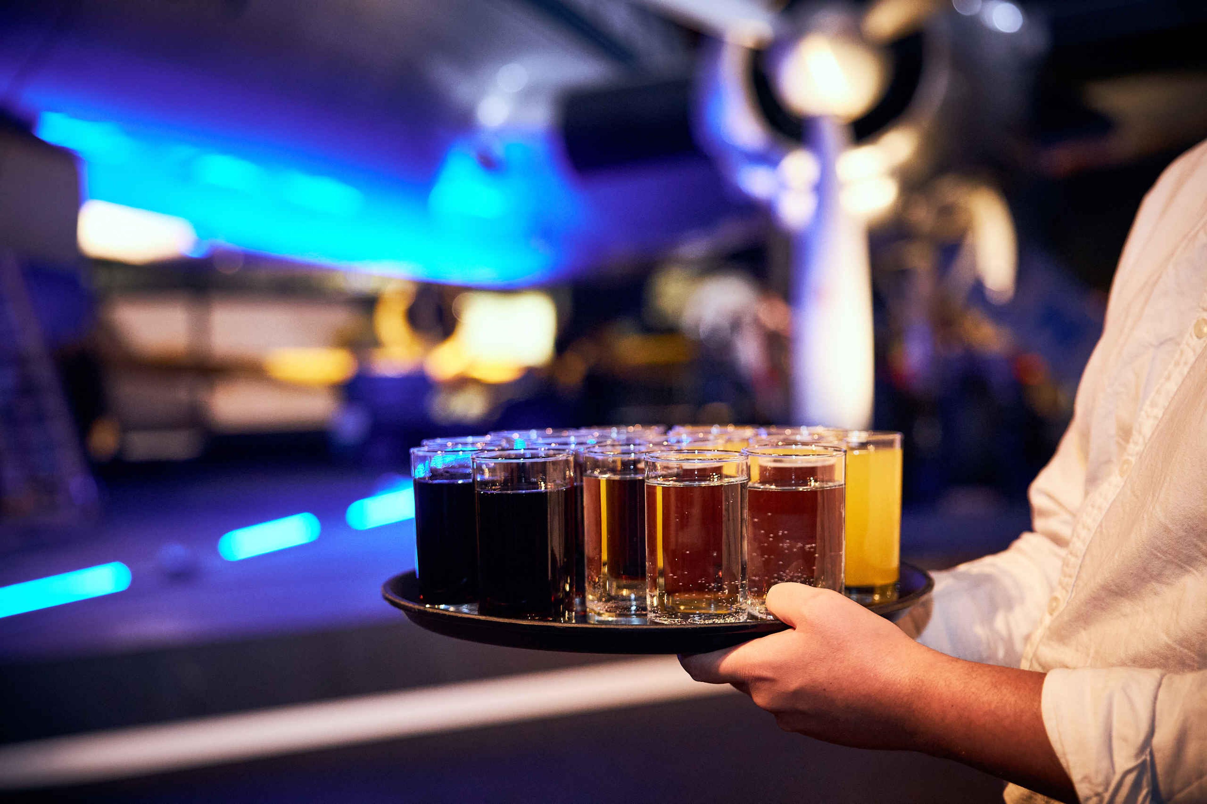 Drankjes tijdens een receptie bij Luchtvaartmuseum Aviodrome