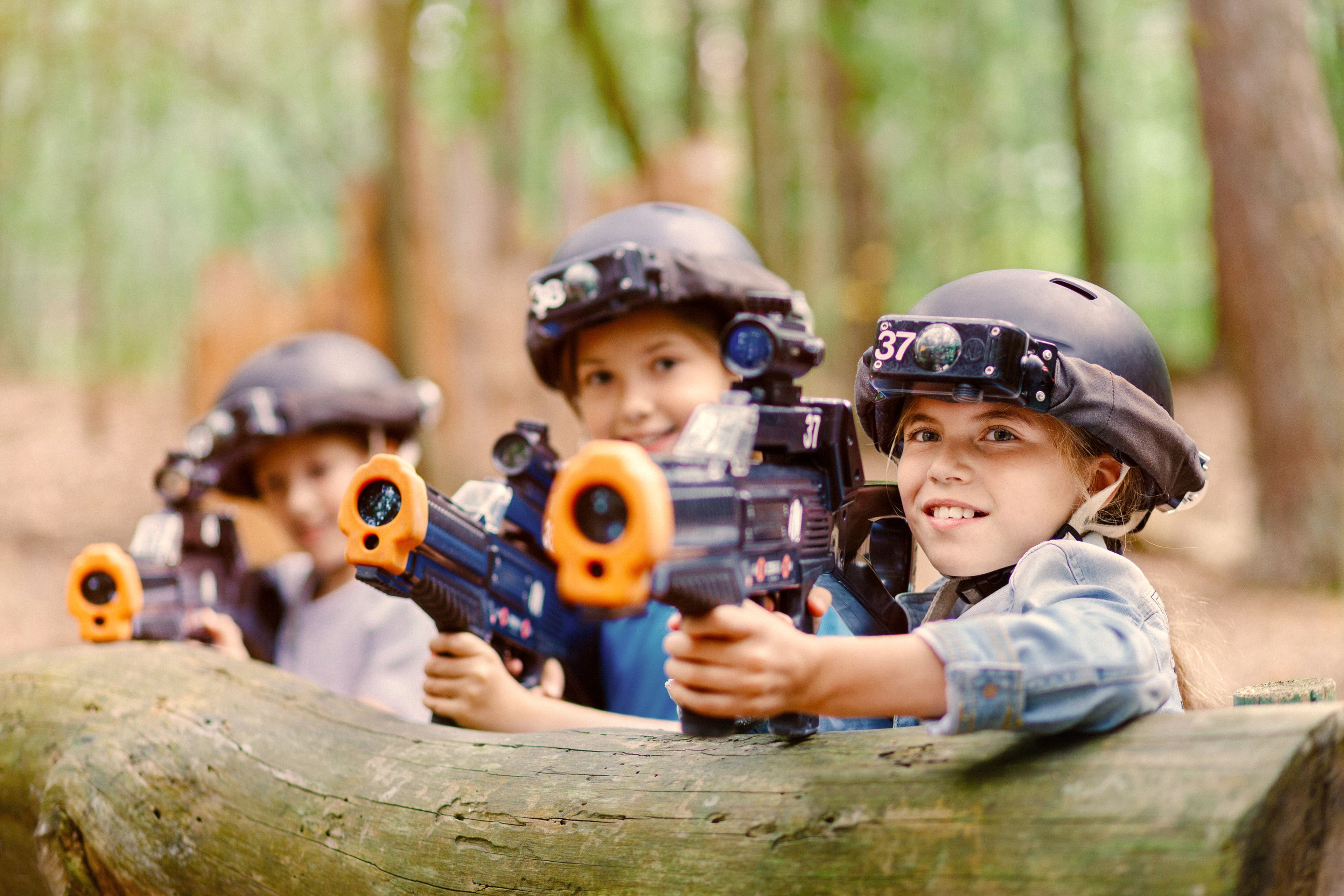 Kinderen aan het outdoor lasergamen bij Klimrijk Brabant