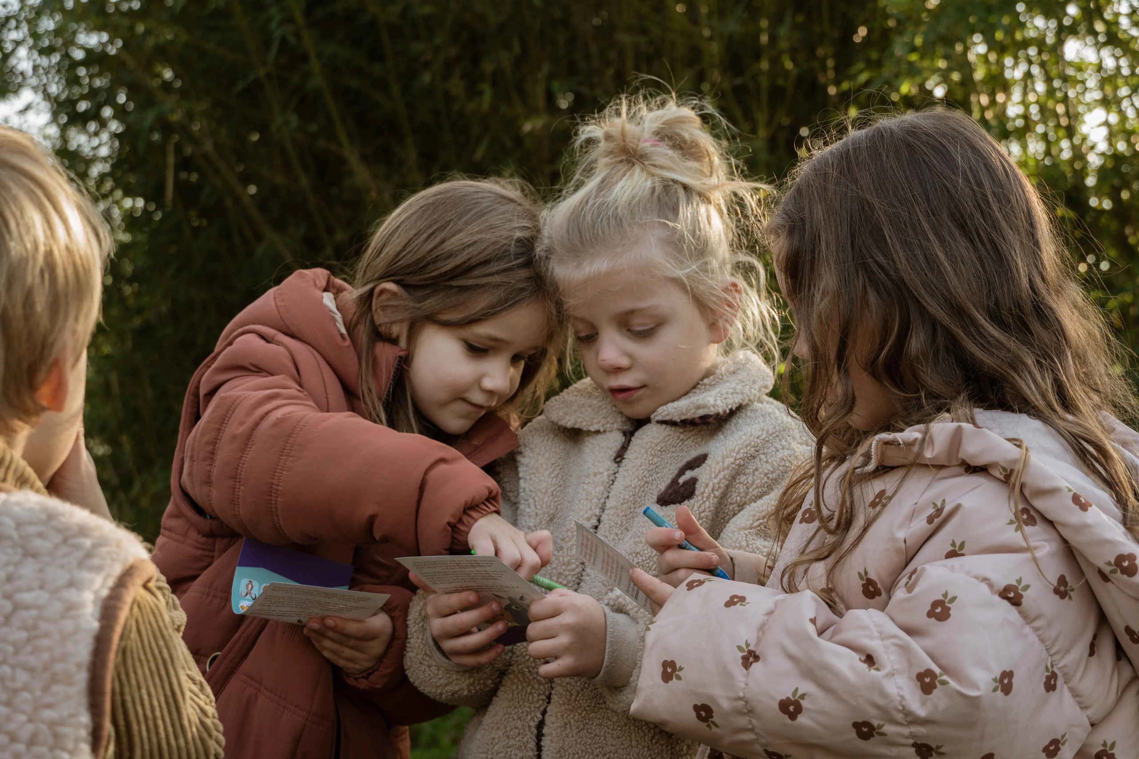 Kinderen met bingo tijdens kinderfeestje in de winter in Eindhoven Zoo