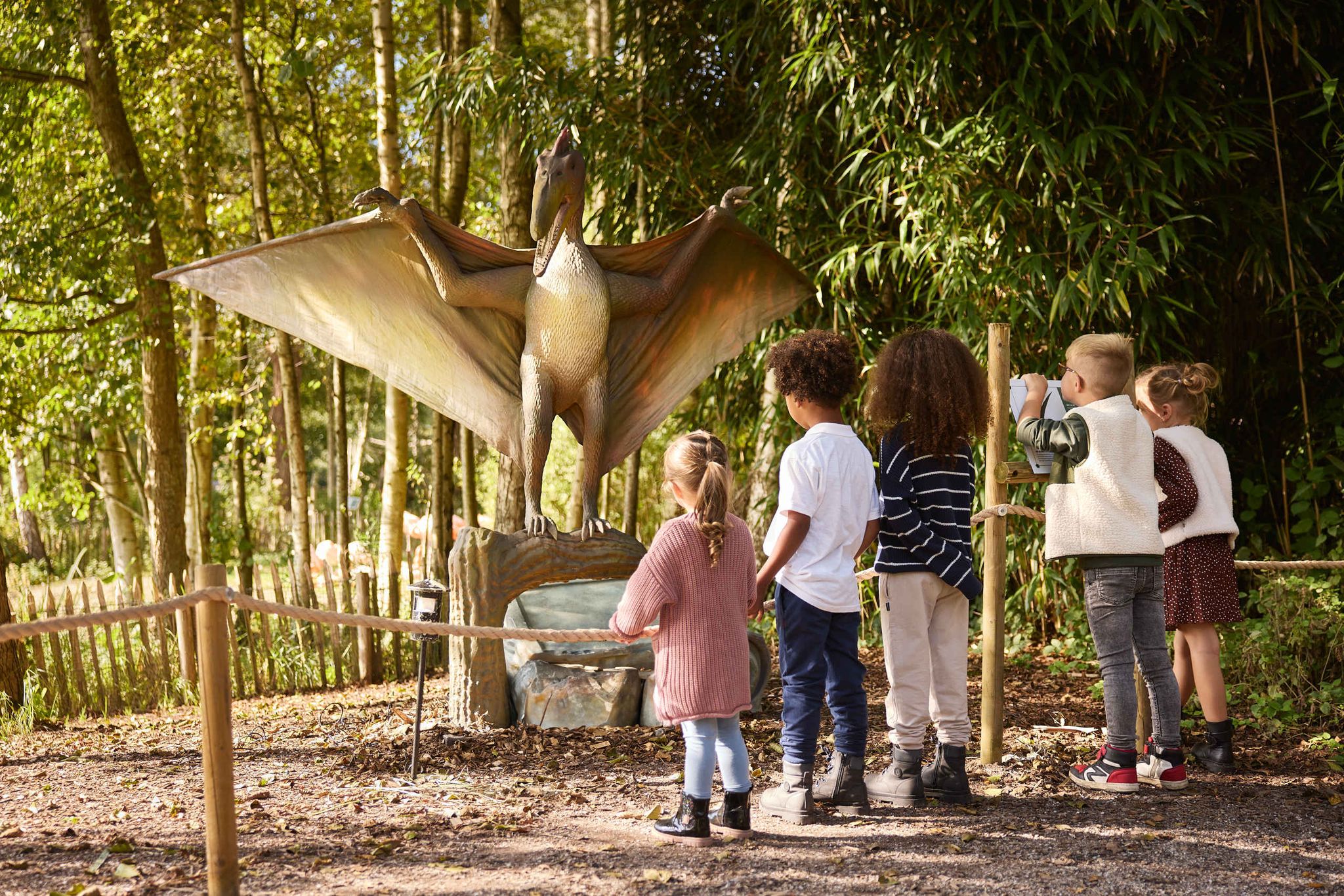 Kinderen kijken naar dino tijden Dino Weken in AquaZoo Leeuwarden