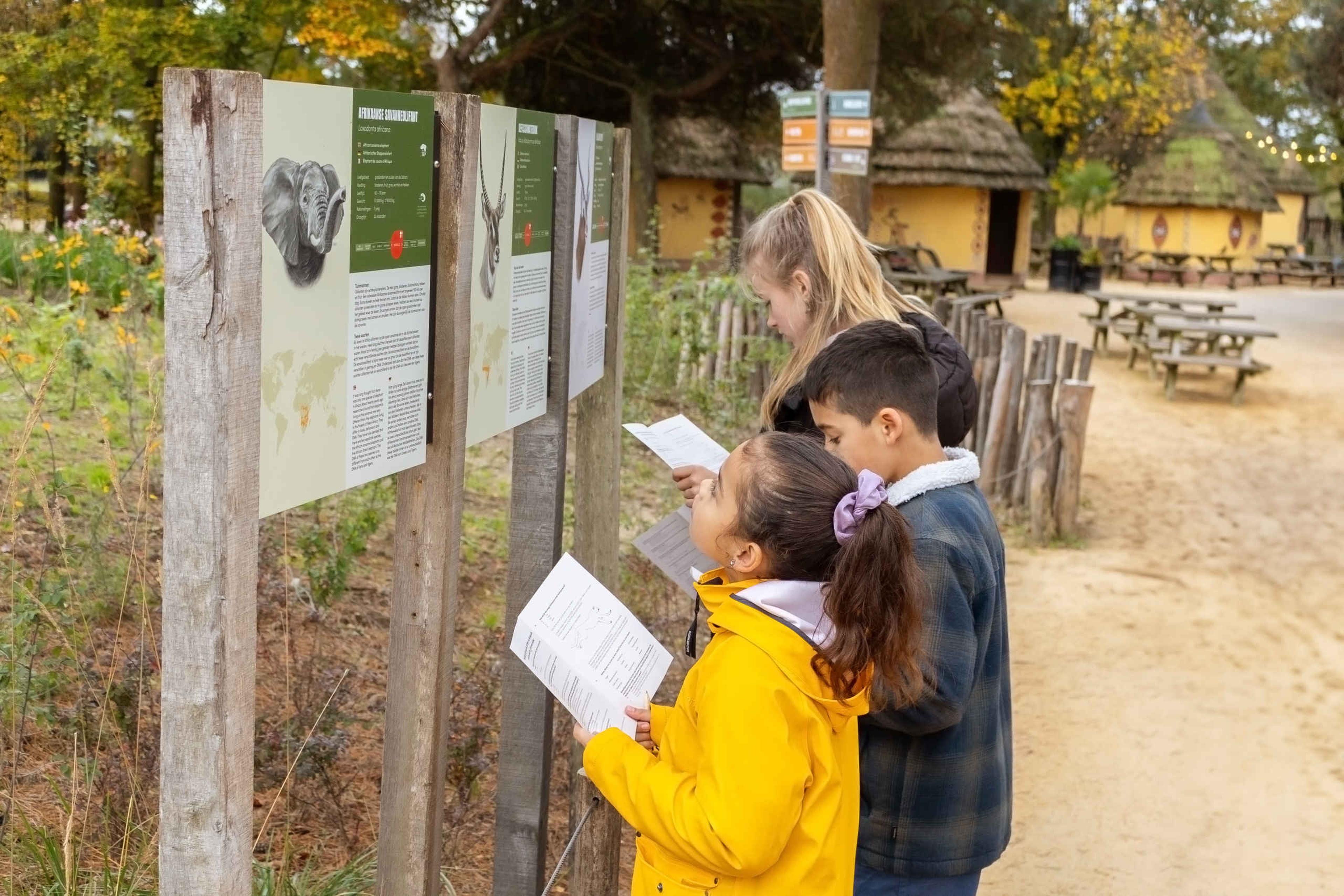 Kinderen doen speurtocht tijdens kinderfeestje Zebra in Safaripark Beekse Bergen