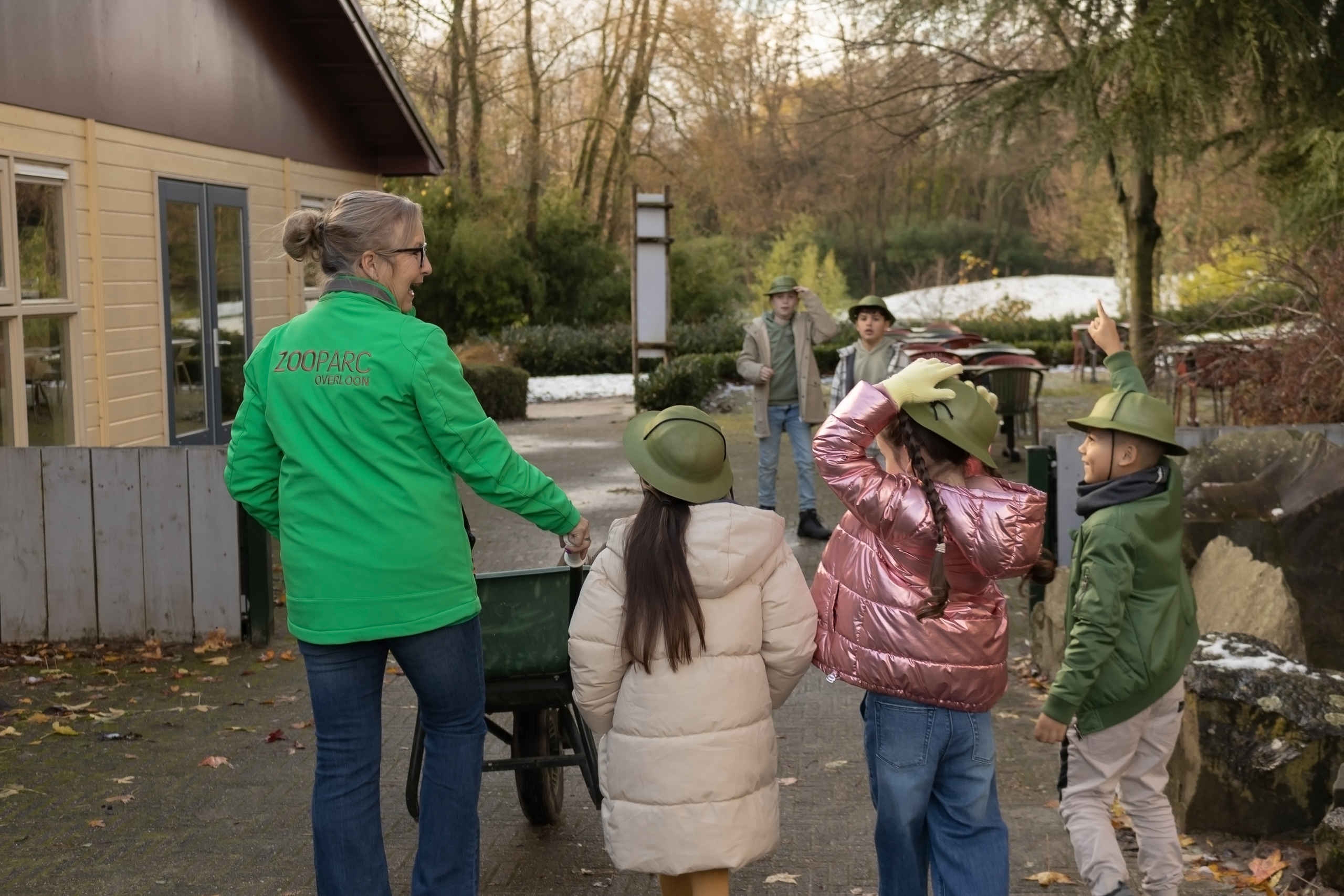 Kinderfeestjes Zookeeper jongen meisje en vrijwilliger ZooParc Overloon