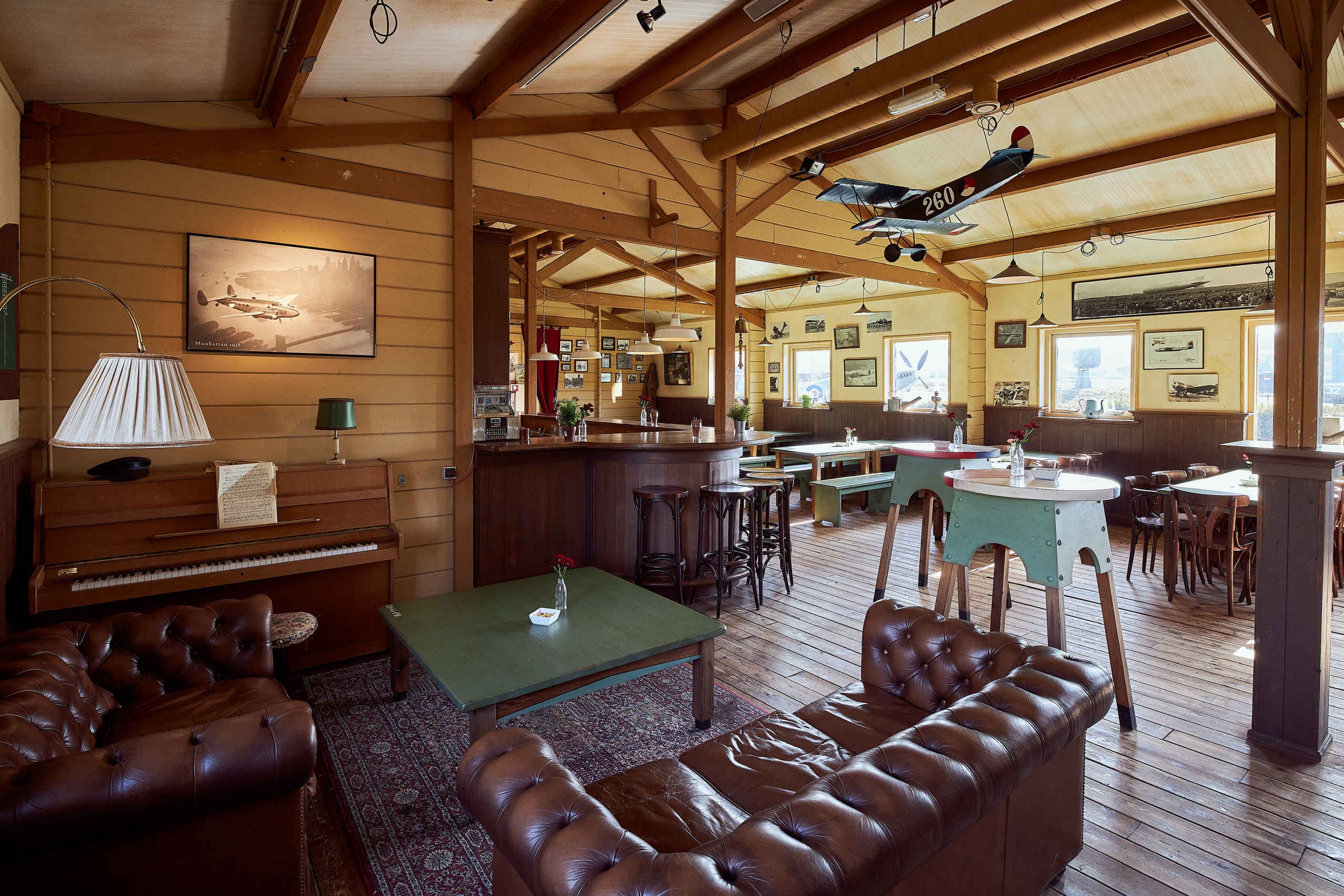 Het zitgedeelte in de Officiersmess van Aviodrome