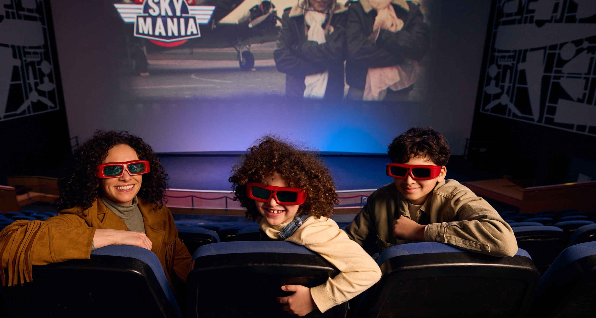 Moeder en kinderen in het 4d filmtheater