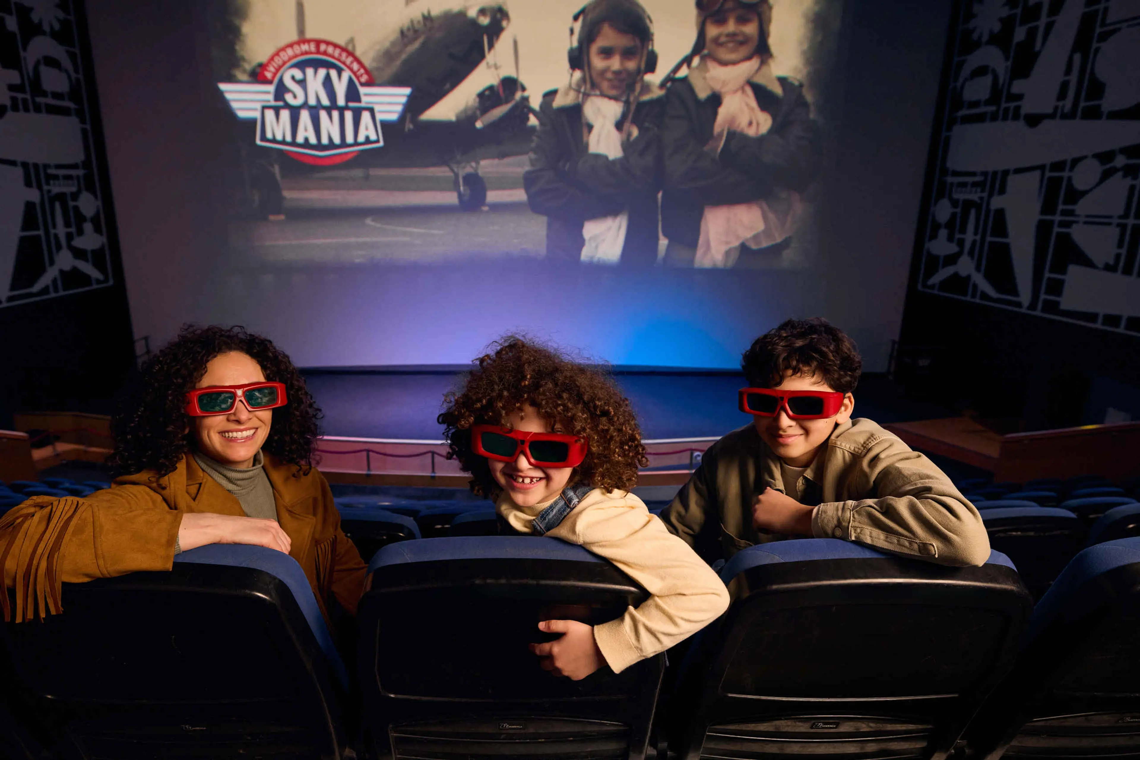 Moeder en kinderen in het 4d filmtheater