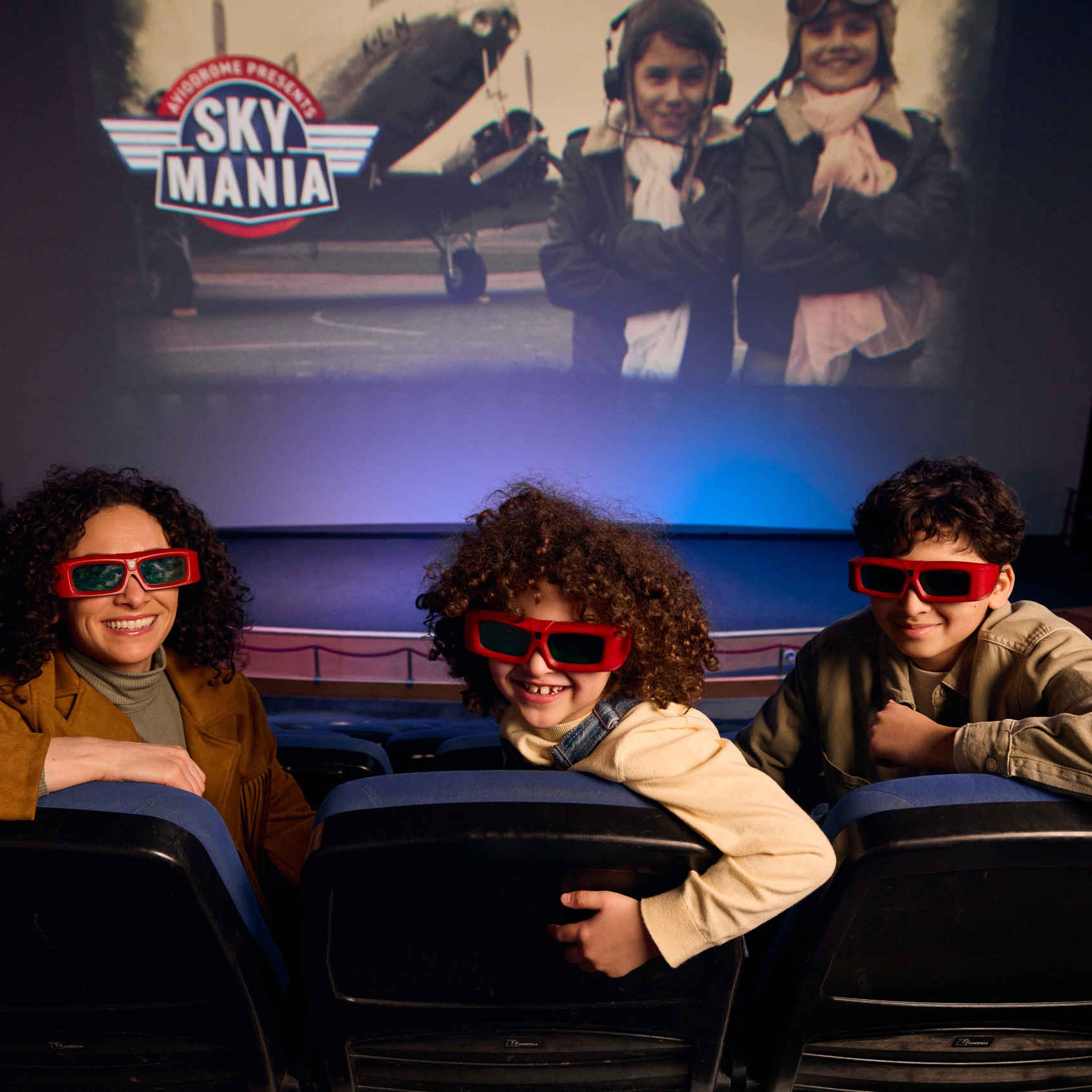 Moeder en kinderen in het 4d filmtheater