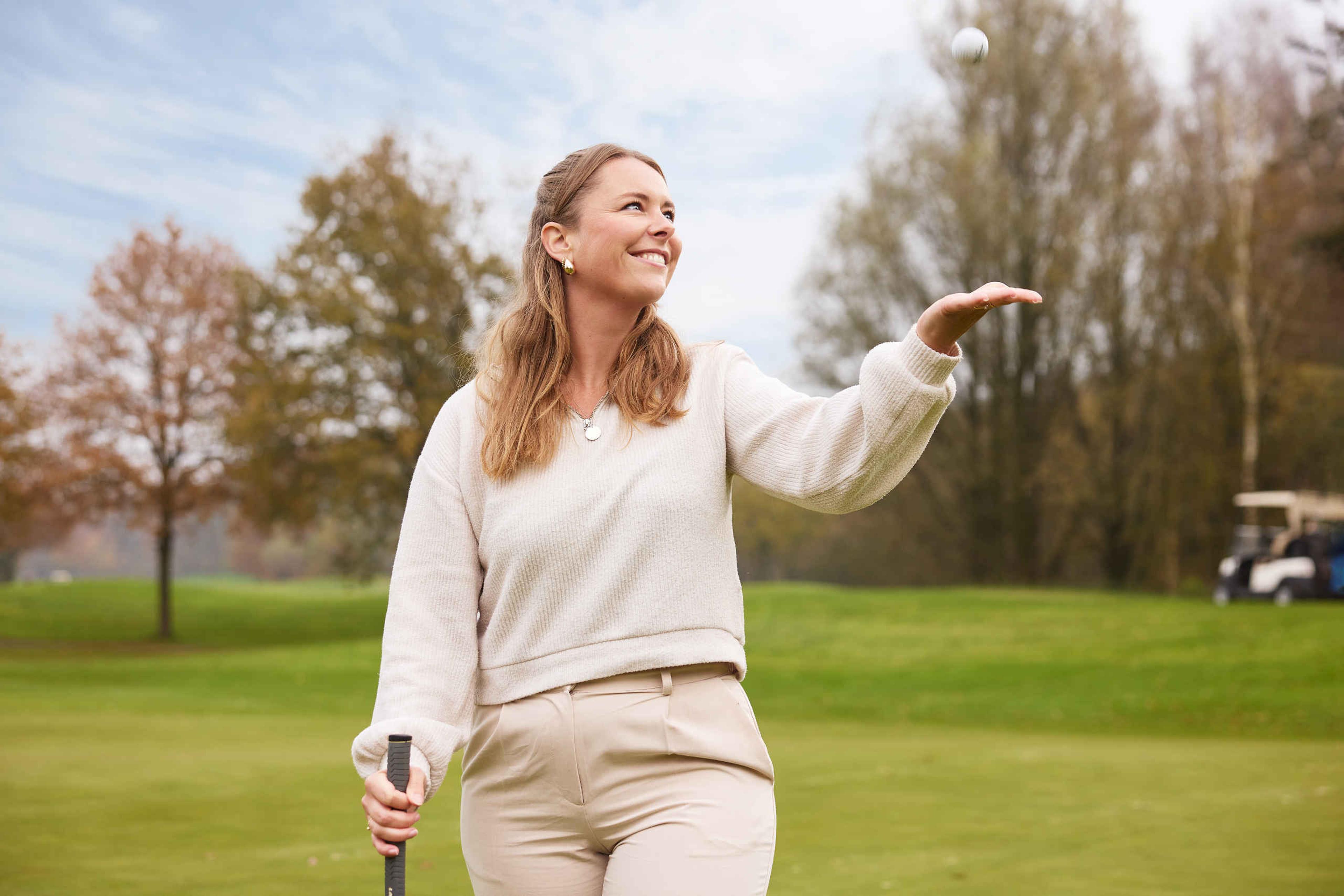 Vrouw gooit golfbal op Golfbaan De Gulbergen