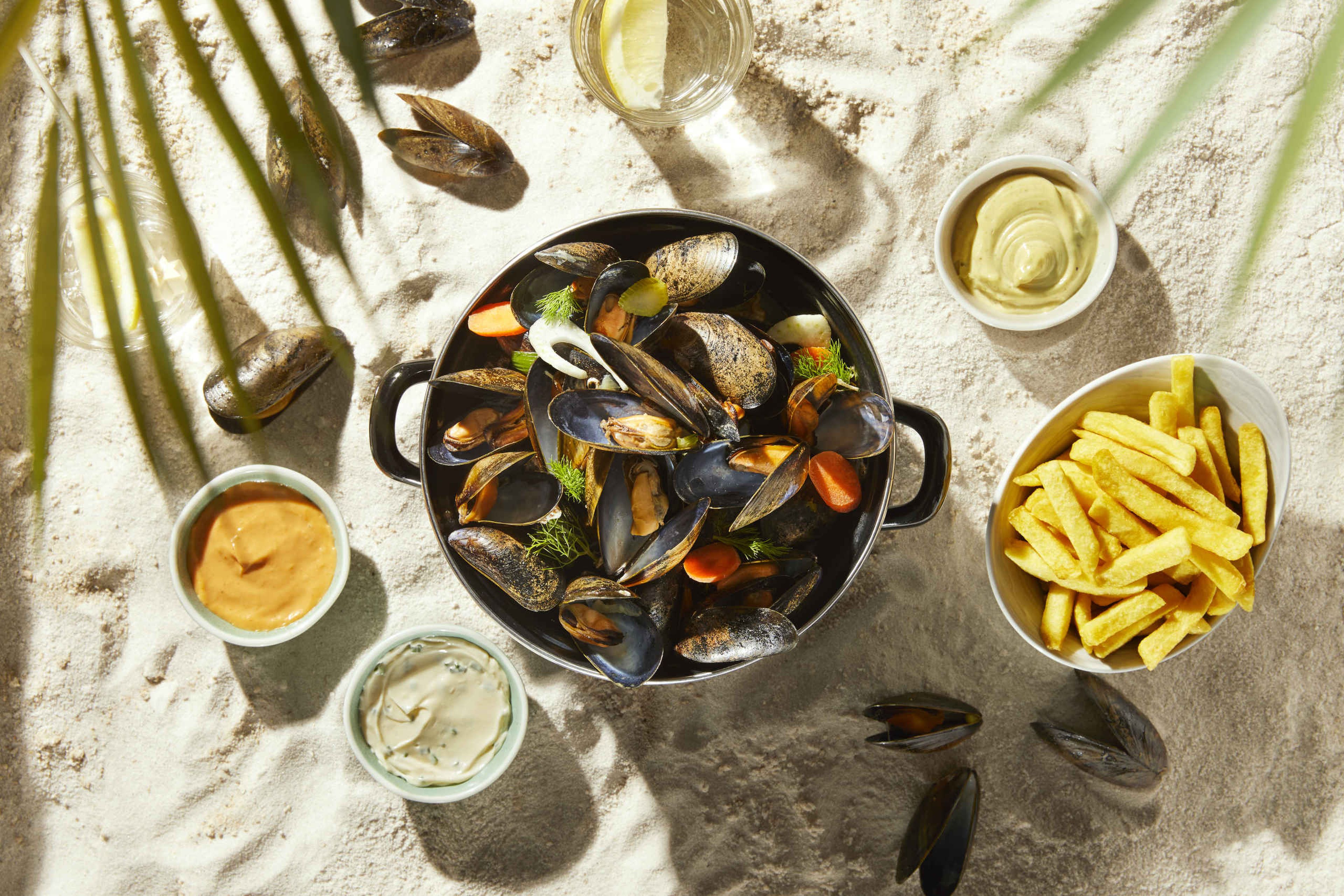 Mosselen met frietjes bij restaurant Labadi op Lake Resort Beekse Bergen.