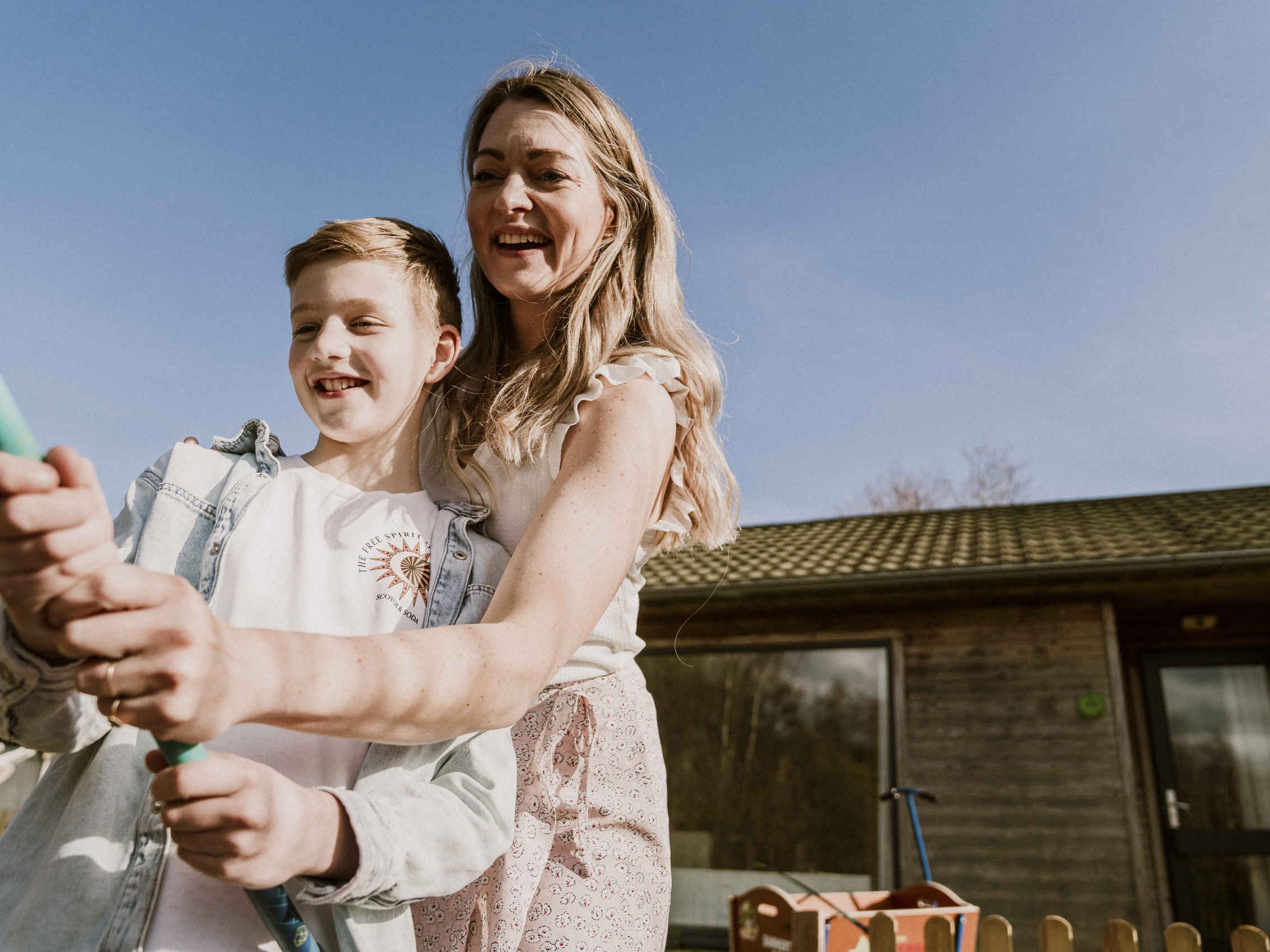 Moeder en kind met hengel bij Vakantiepark Dierenbos