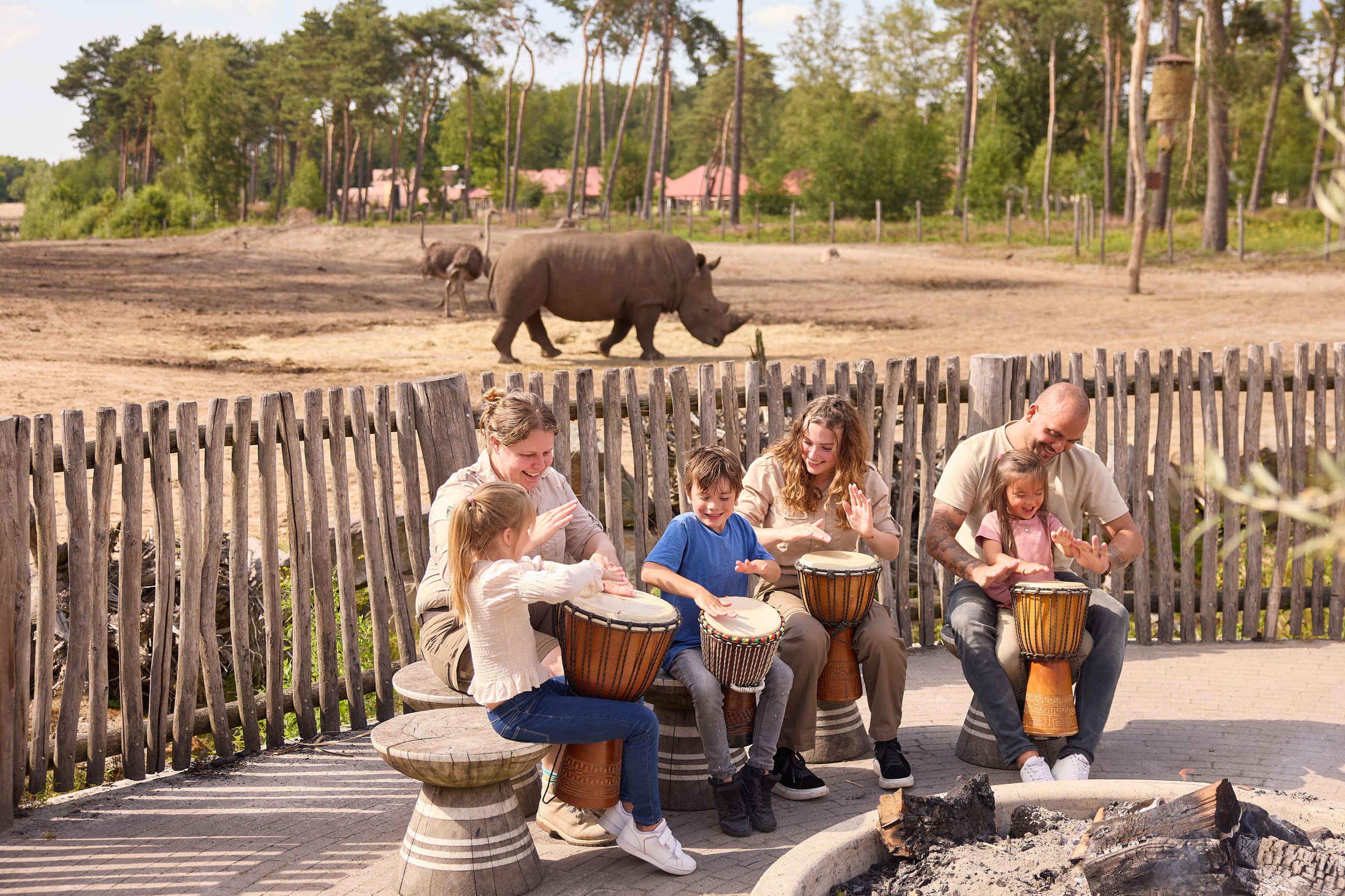 Rangers en gezin maken muziek tijdens het animatieprogramma op Safari Resort Beekse Bergen
