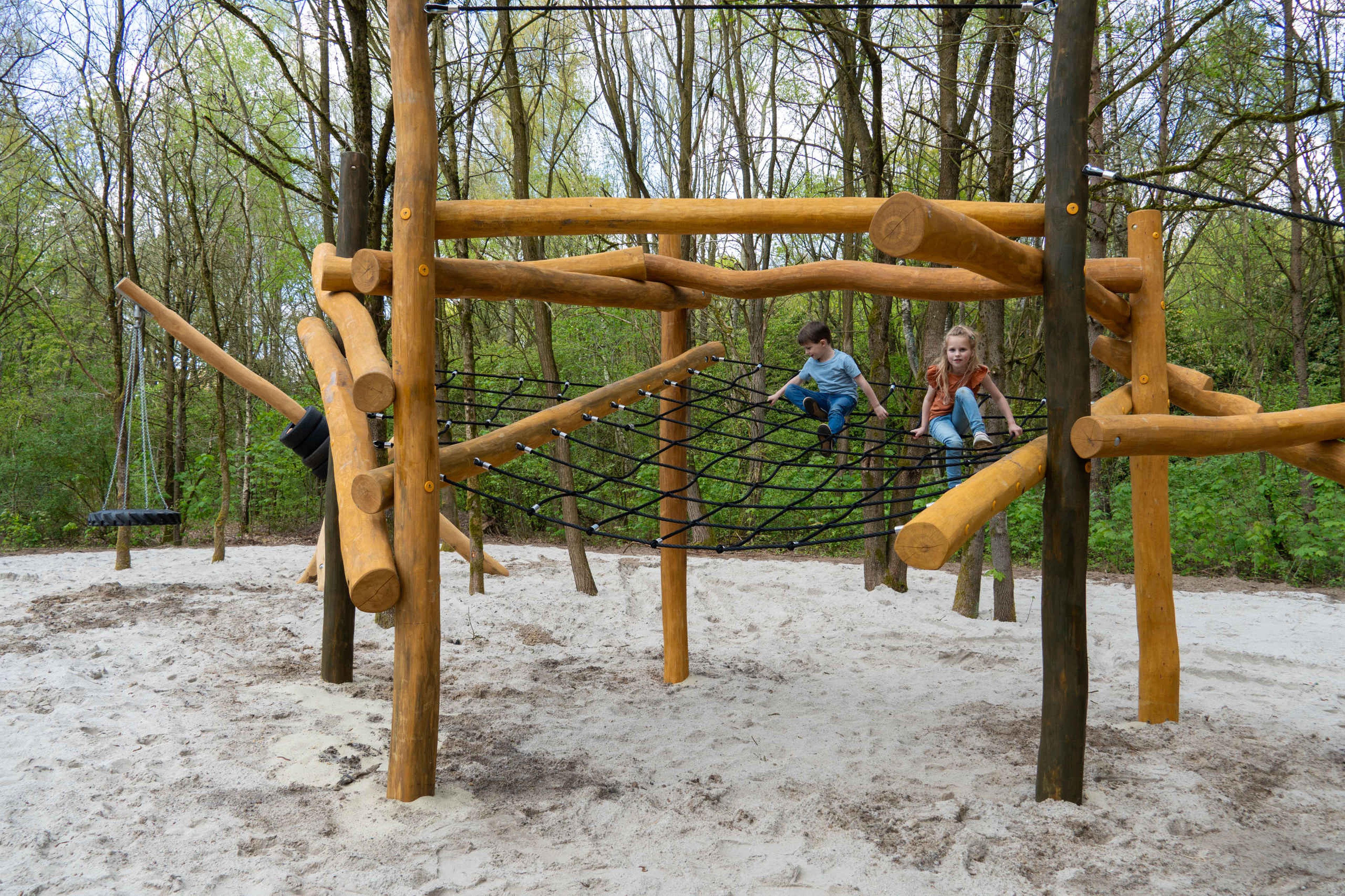 Een klimrek in de speeltuin bij de Speeltoren in Klimrijk Brabantk