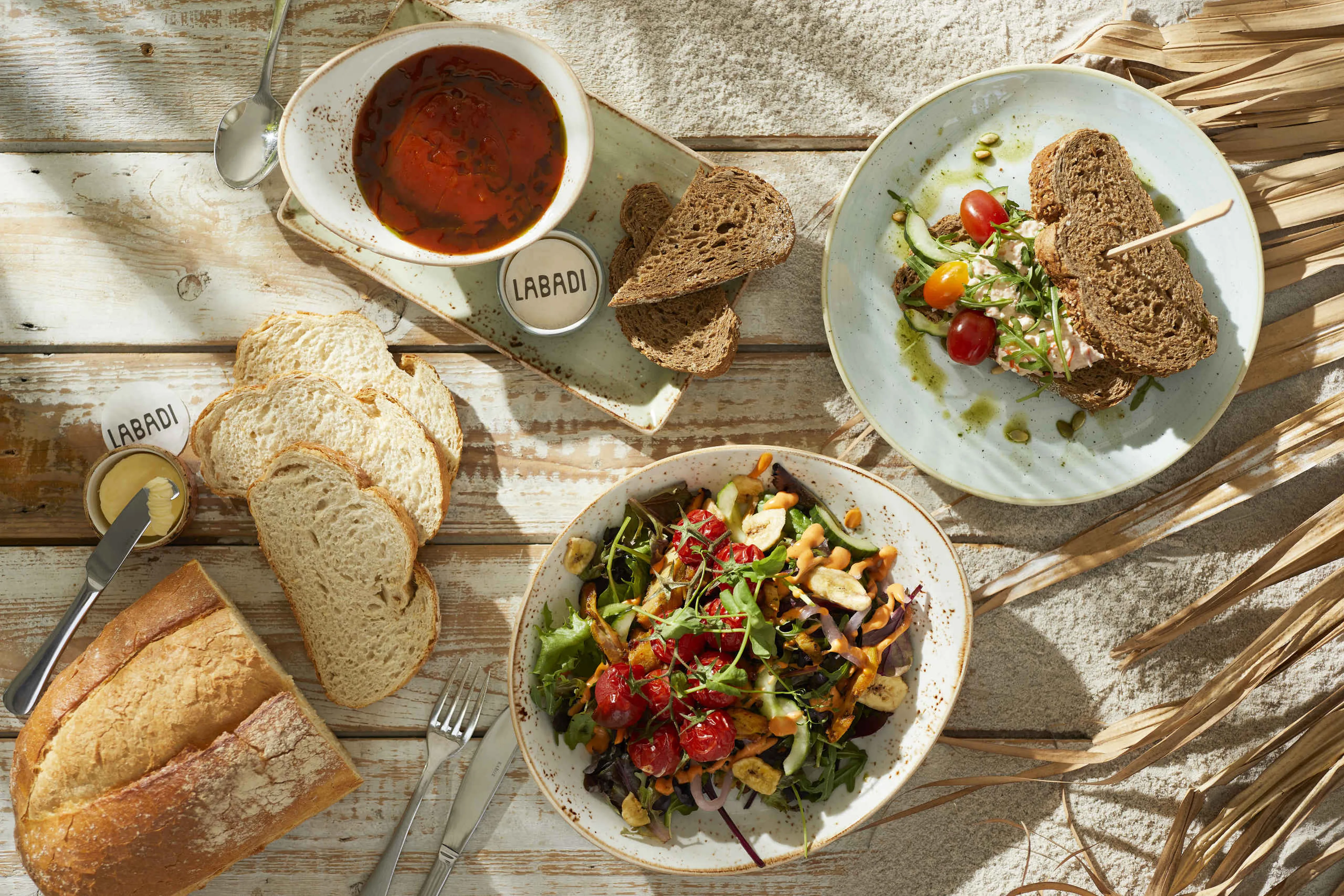 Verschillende lunchgerechten die je kan bestellen bij restaurant Labadi bij Lake Resort Beekse Bergen.