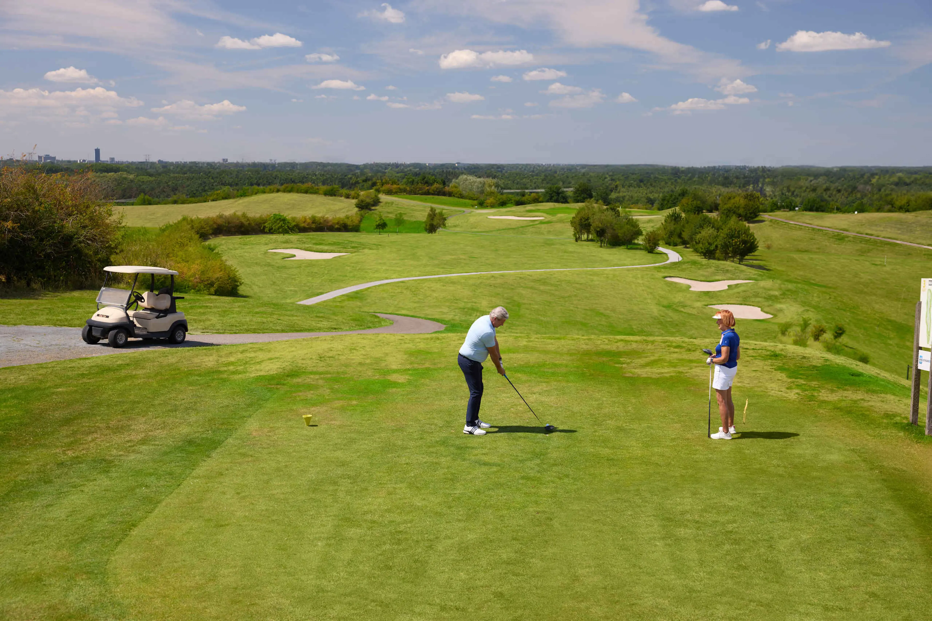 Volwassenen die golfen op de sprookjesbaan Golf De Gulbergen