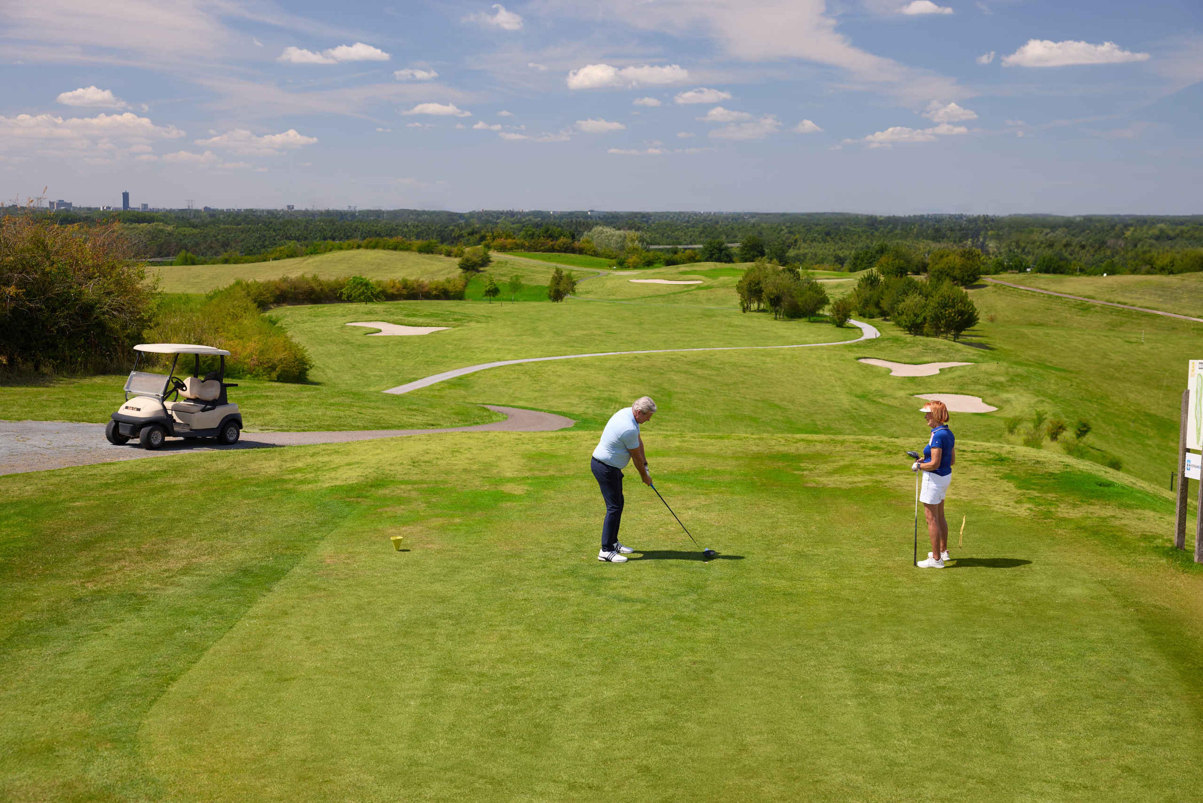 Volwassenen die golfen op de sprookjesbaan Golf De Gulbergen