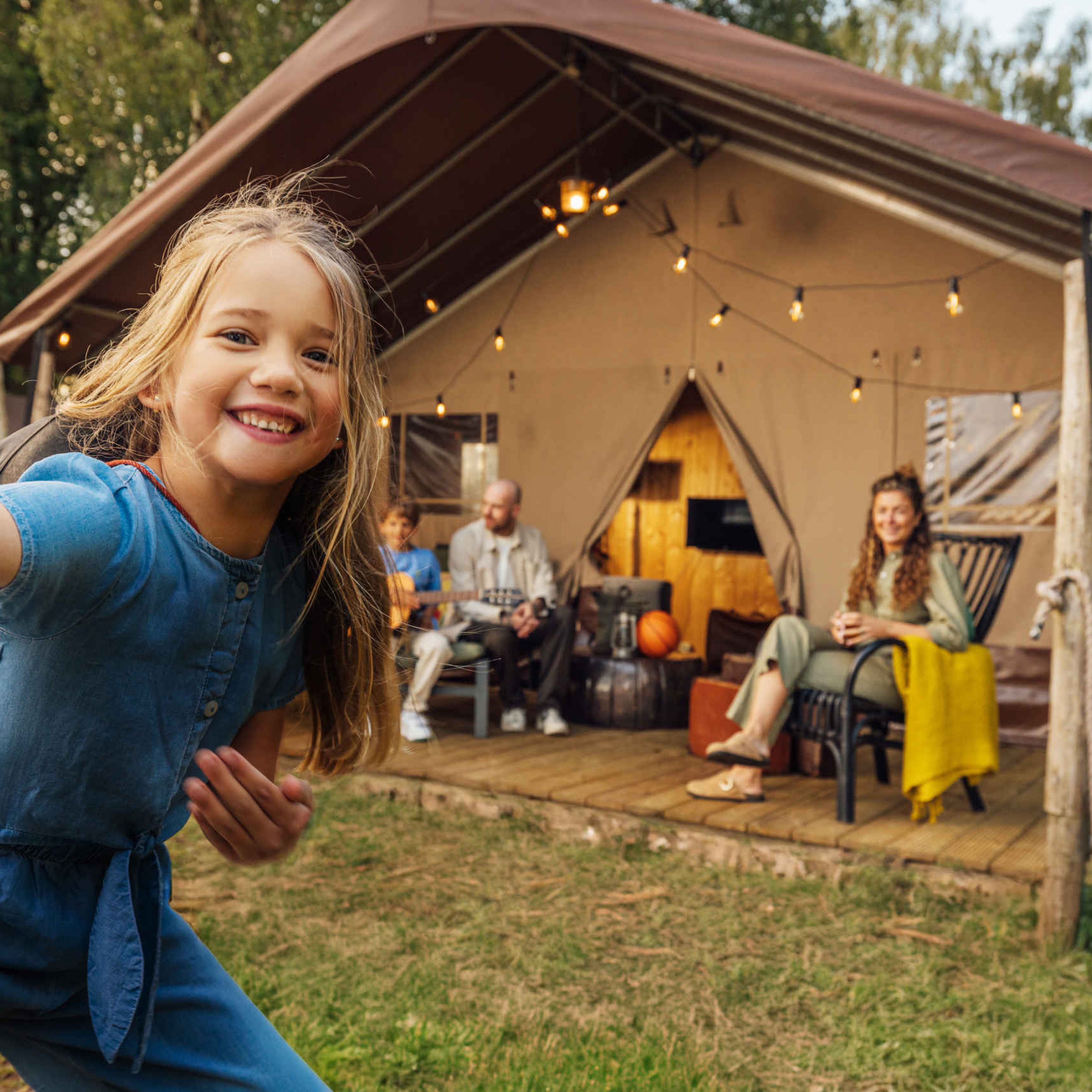 Een meisje neemt een selfie met haar gezin bij de safaritent op Lake Resort Beekse Bergen.