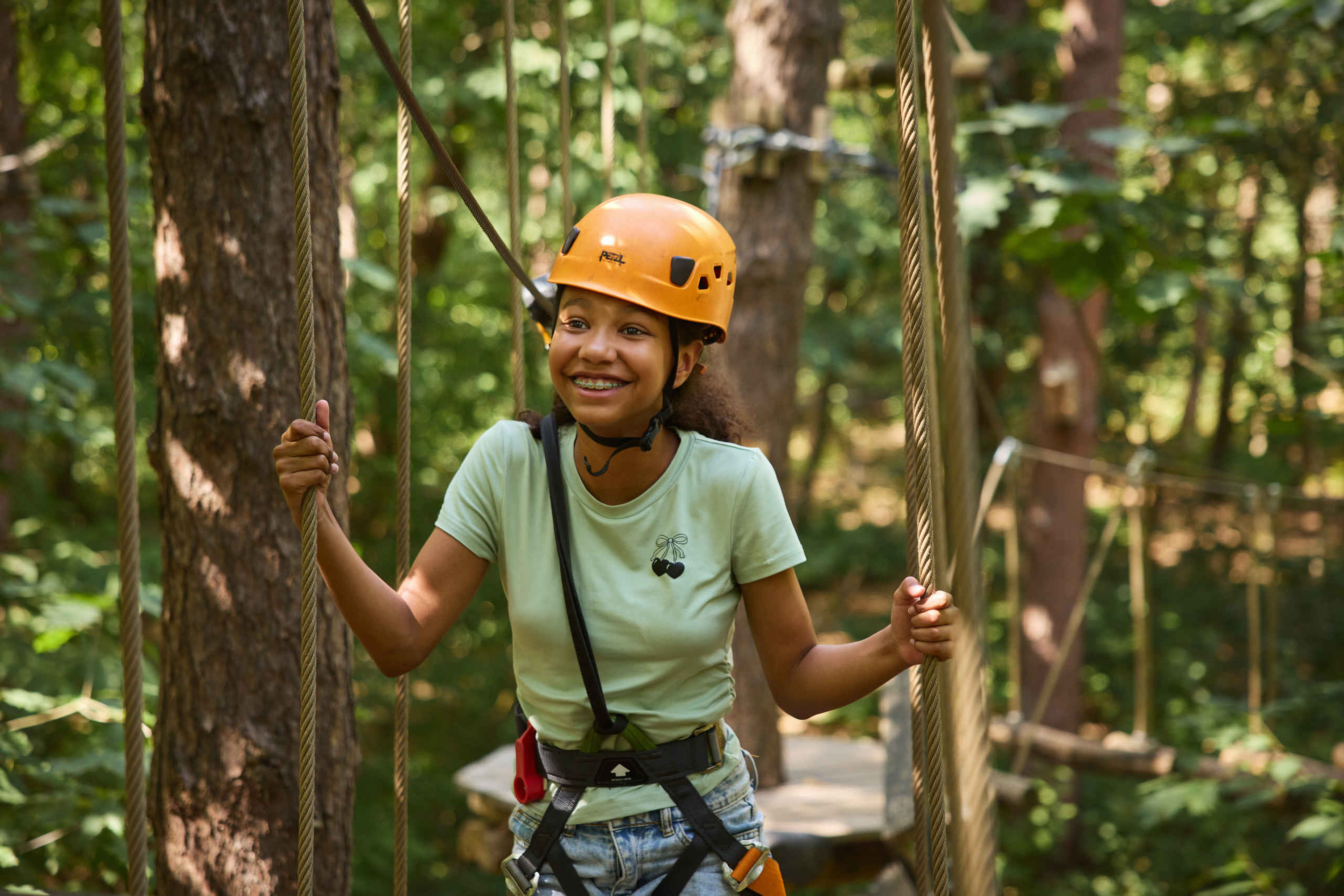 Een meisje op het klimparcours bij Klimrijk Brabant