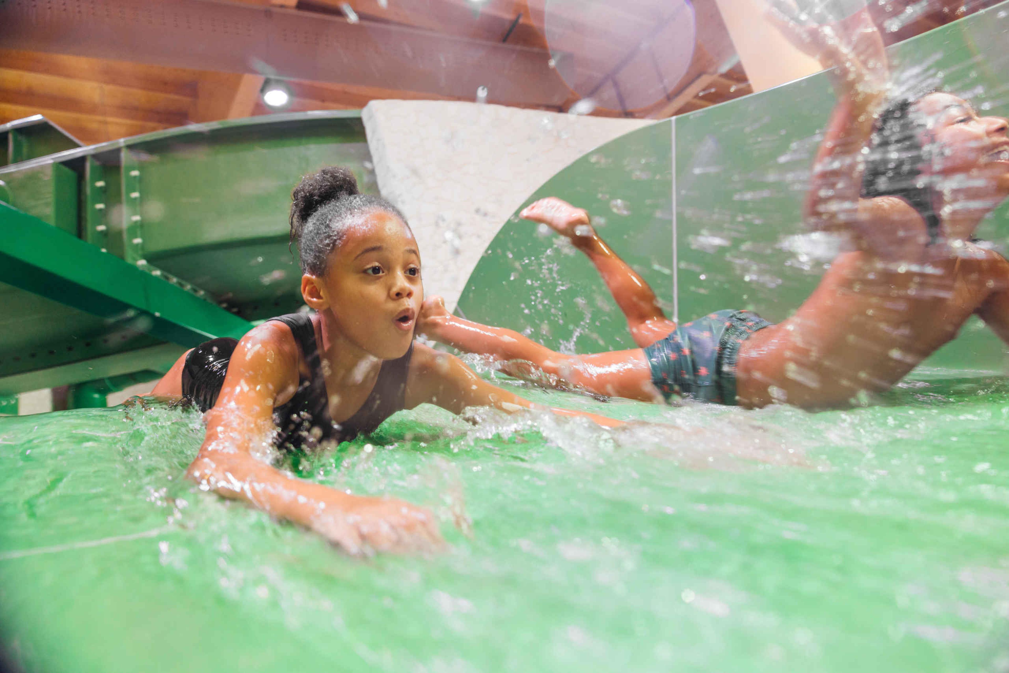 Kinderen op de wildwaterbaan in het zwembad Maji Springs op Safari Resort Beekse Bergen