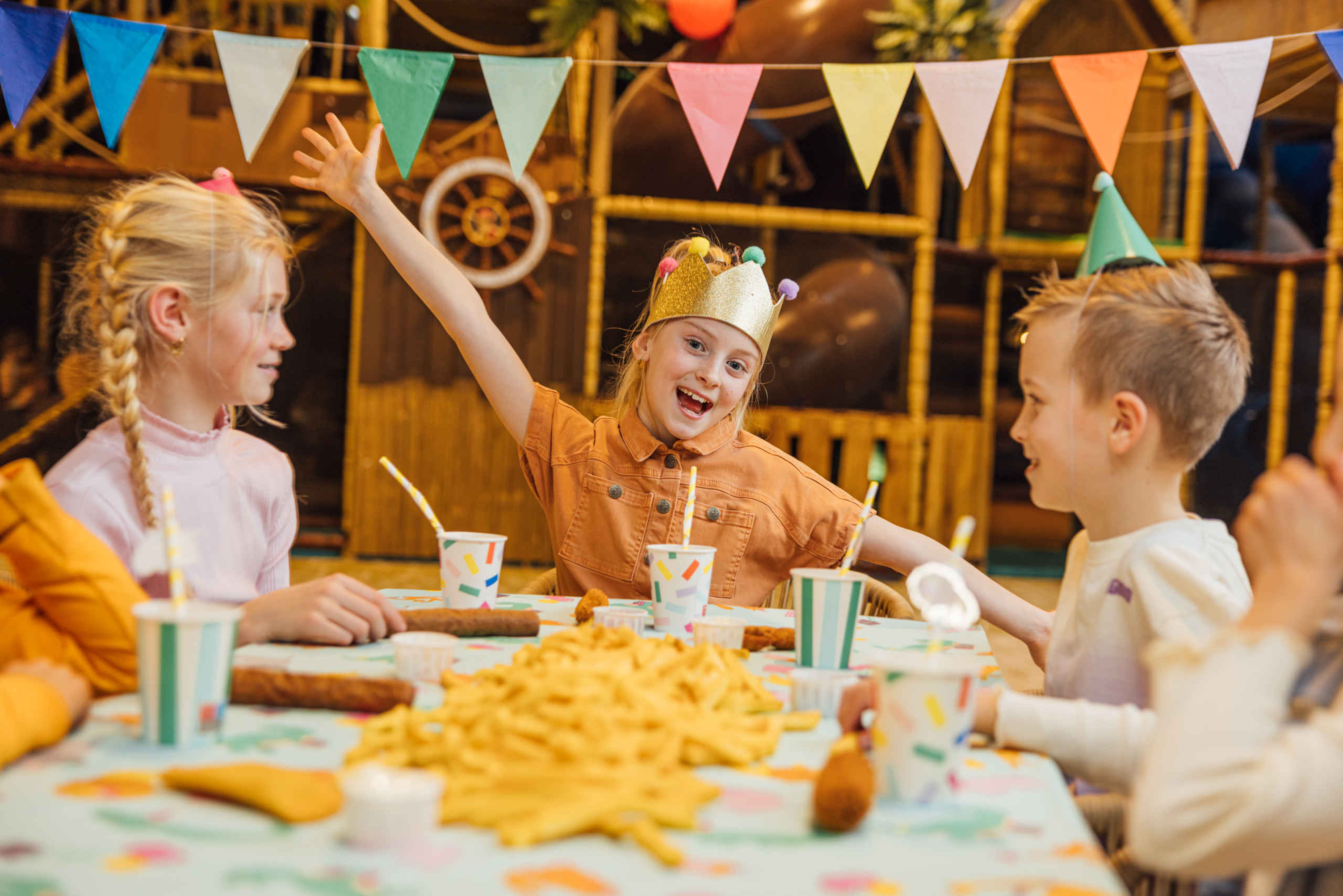 Kinderen eten feestmaal met frietjes tijdens een kinderfeestje bij Speelland Beekse Bergen