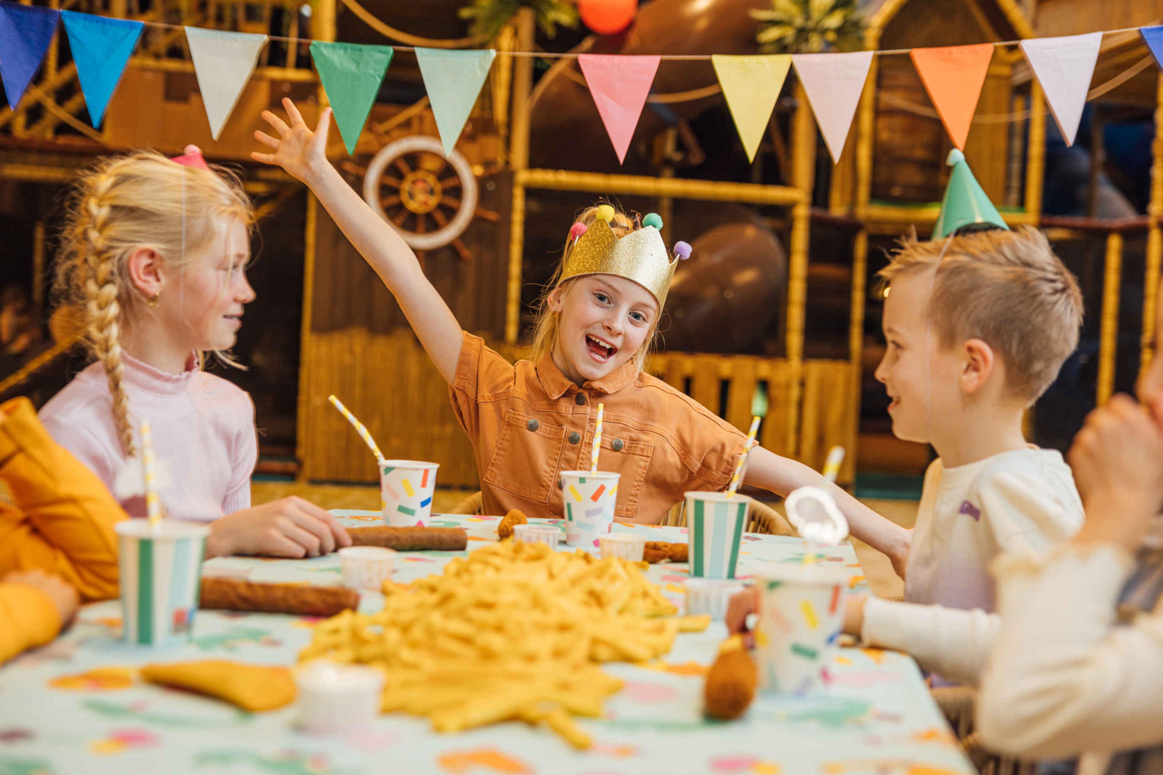 Kinderen eten feestmaal met frietjes tijdens een kinderfeestje bij Speelland Beekse Bergen
