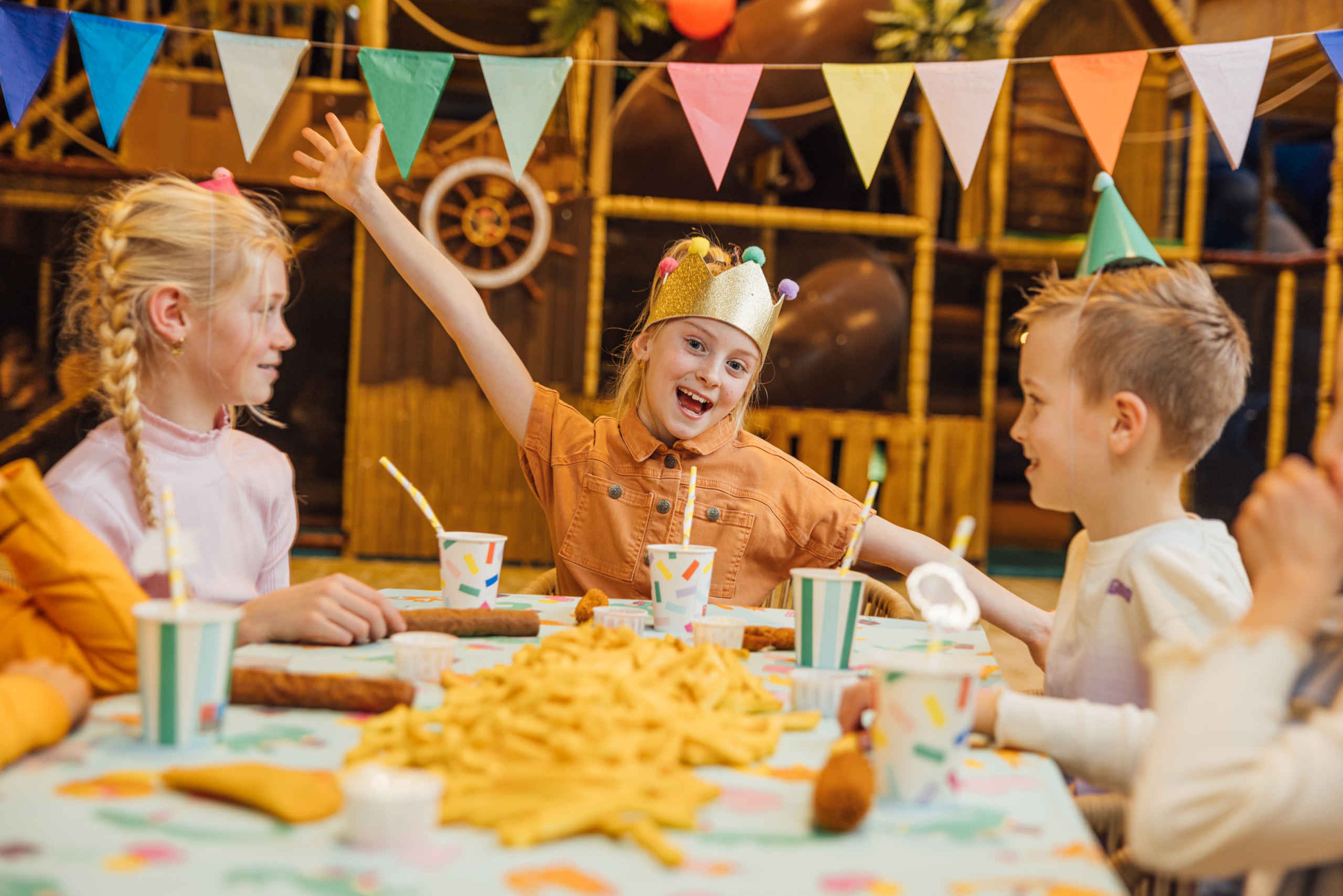 Kinderen eten feestmaal met frietjes tijdens een kinderfeestje bij Speelland Beekse Bergen