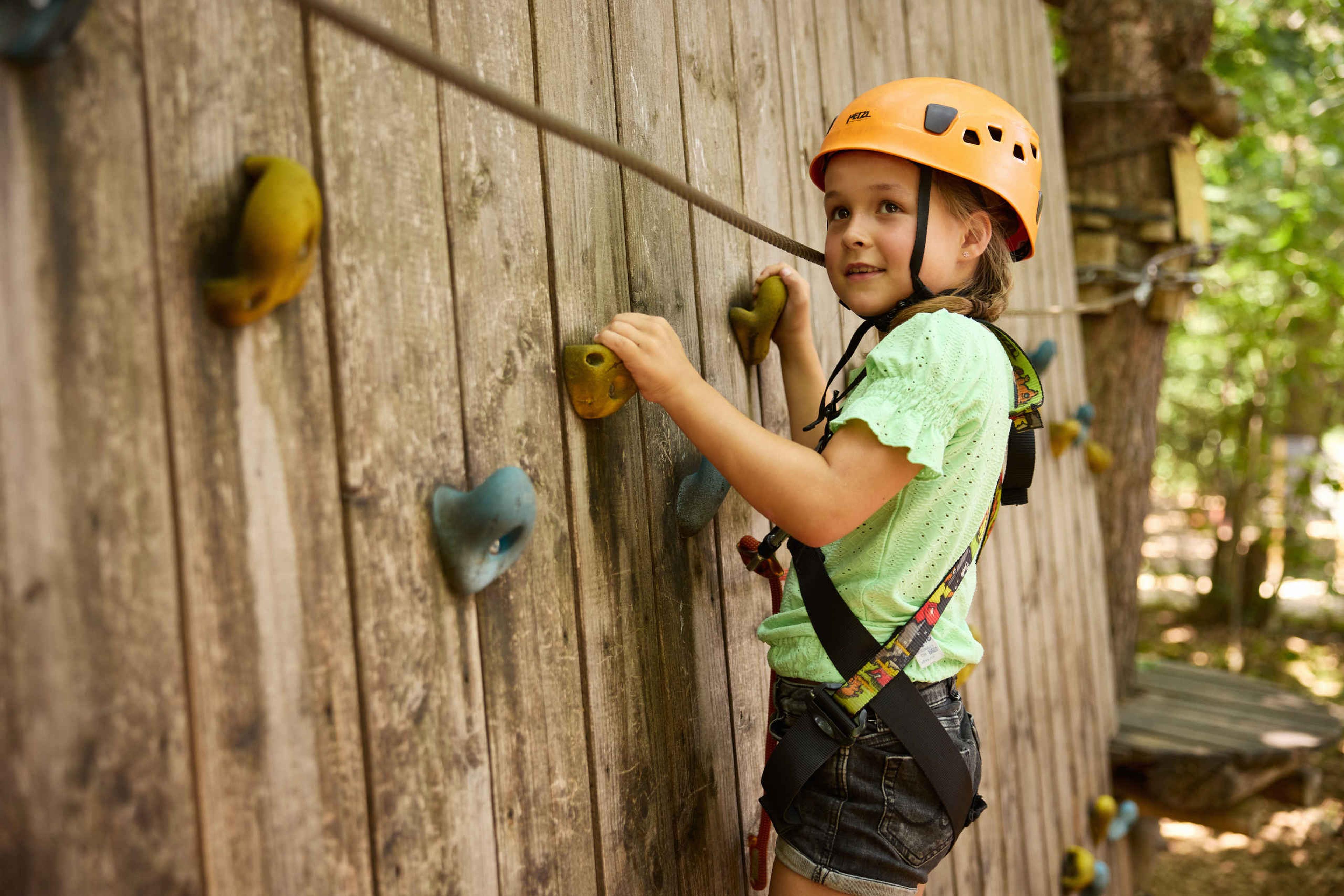 Een meisje op de klimwand van het Pico Parcours bij Klimrijk Brabant