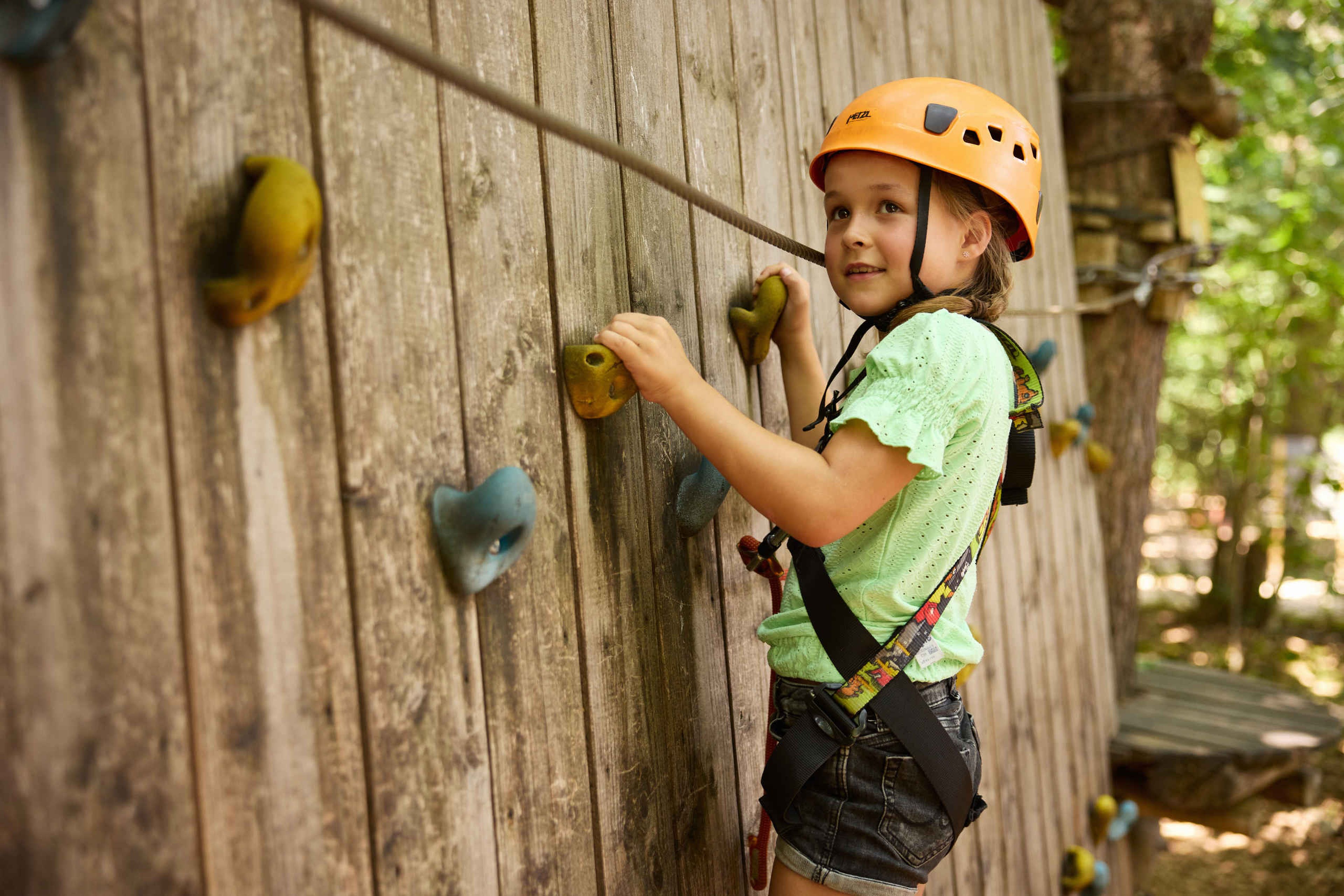Een meisje op de klimwand van het Pico Parcours bij Klimrijk Brabant
