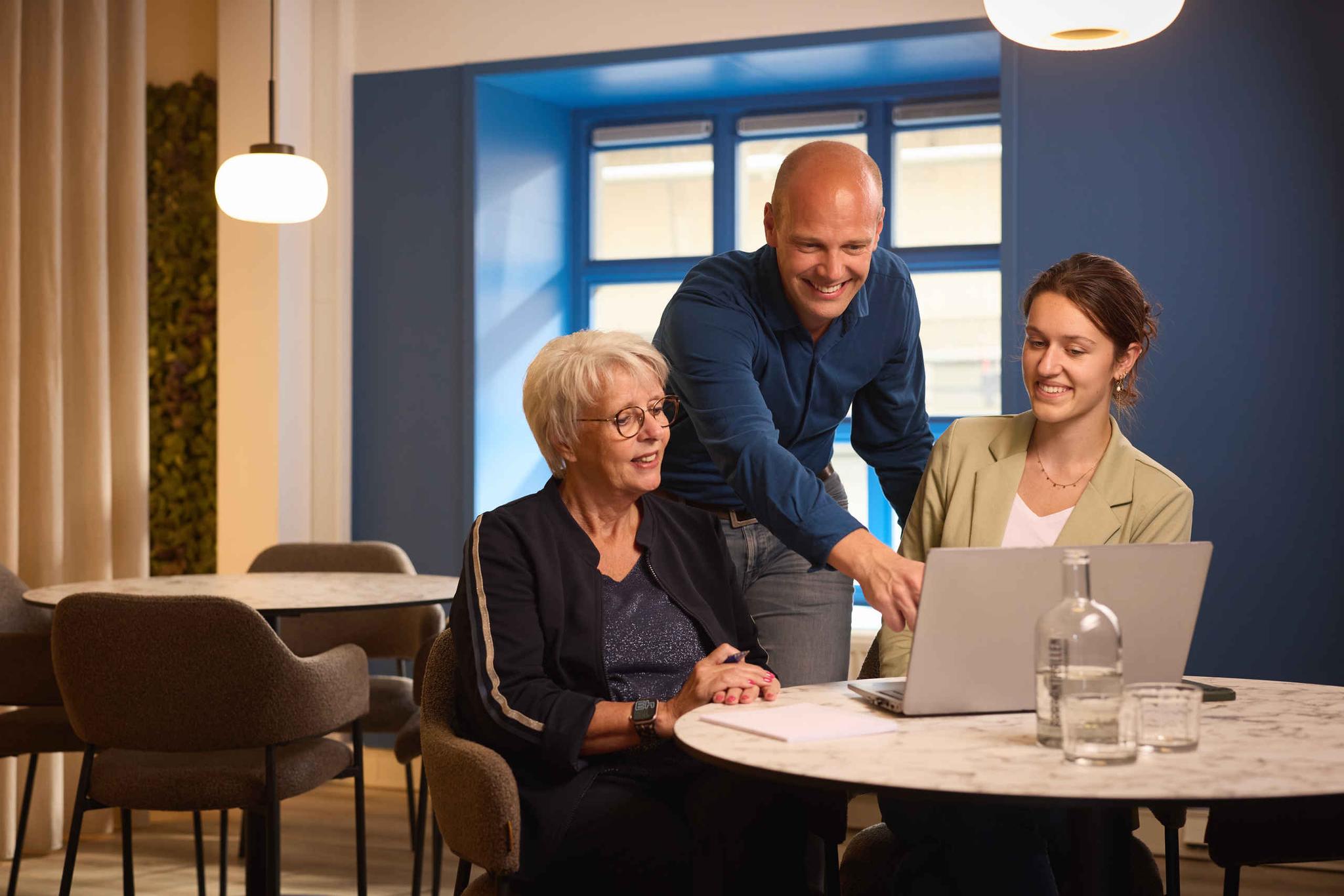 Drie collega's van administratie bij De Brabanthallen