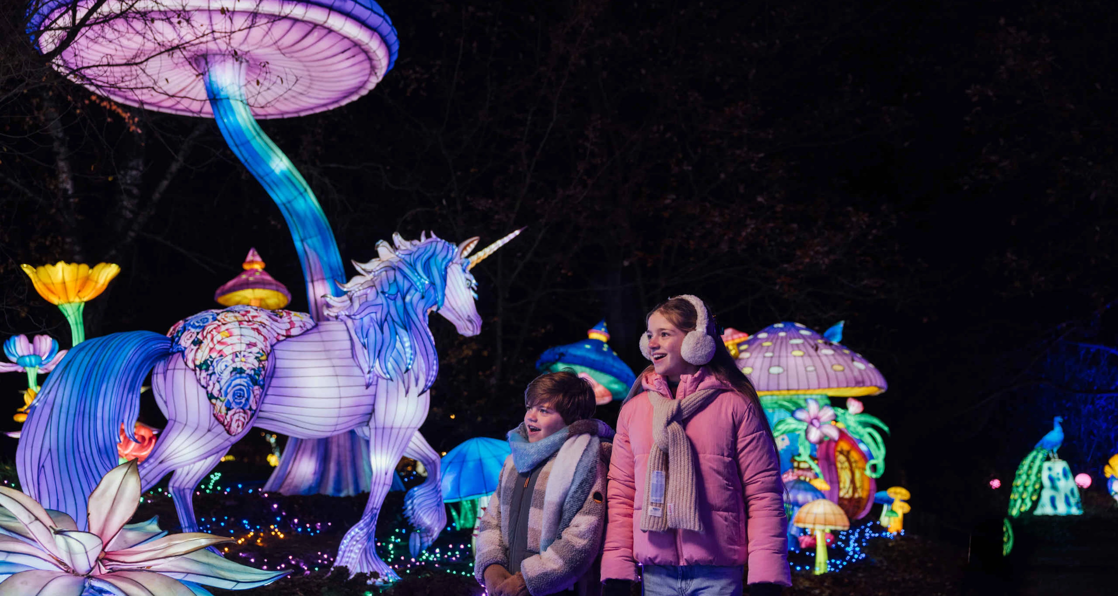 Kinderen bij unicorn lichtfiguren tijdens Light Safari Beekse Bergen