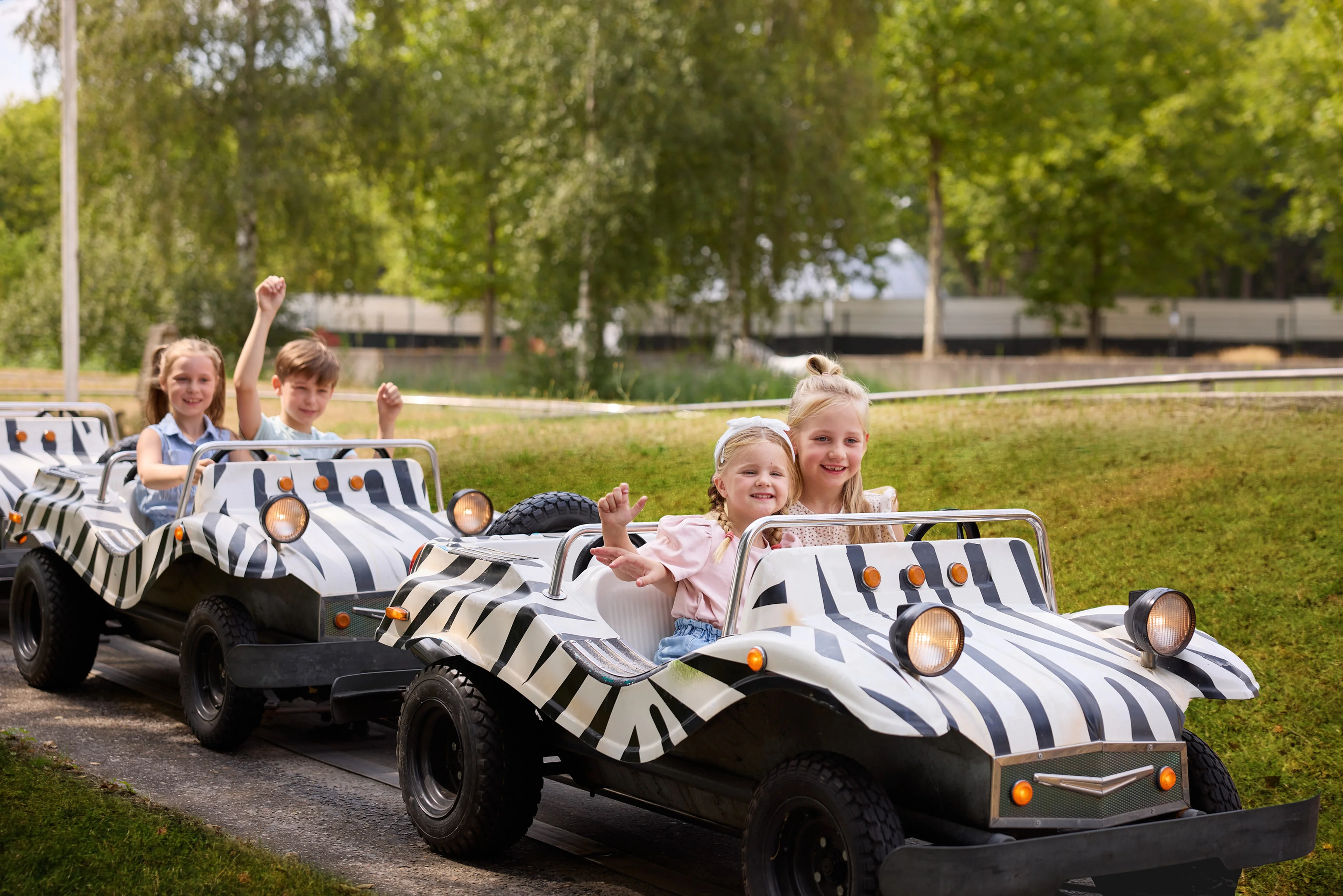 Kinderen in auto op de safari-buggybaan bij Speelland Beekse Bergen
