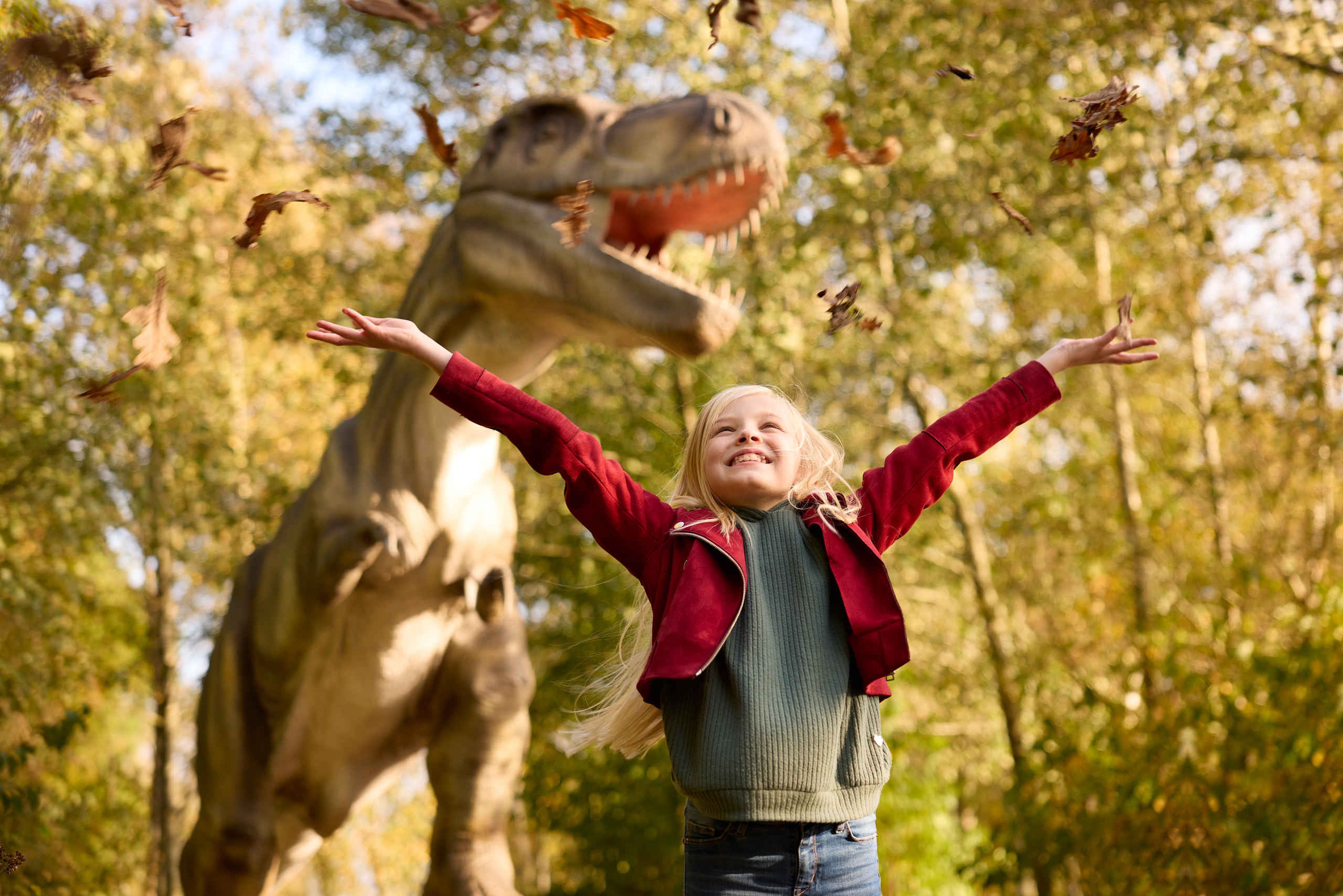 Kind speelt met blaadjes tijdens de Dino Weken in AquaZoo Leewarden