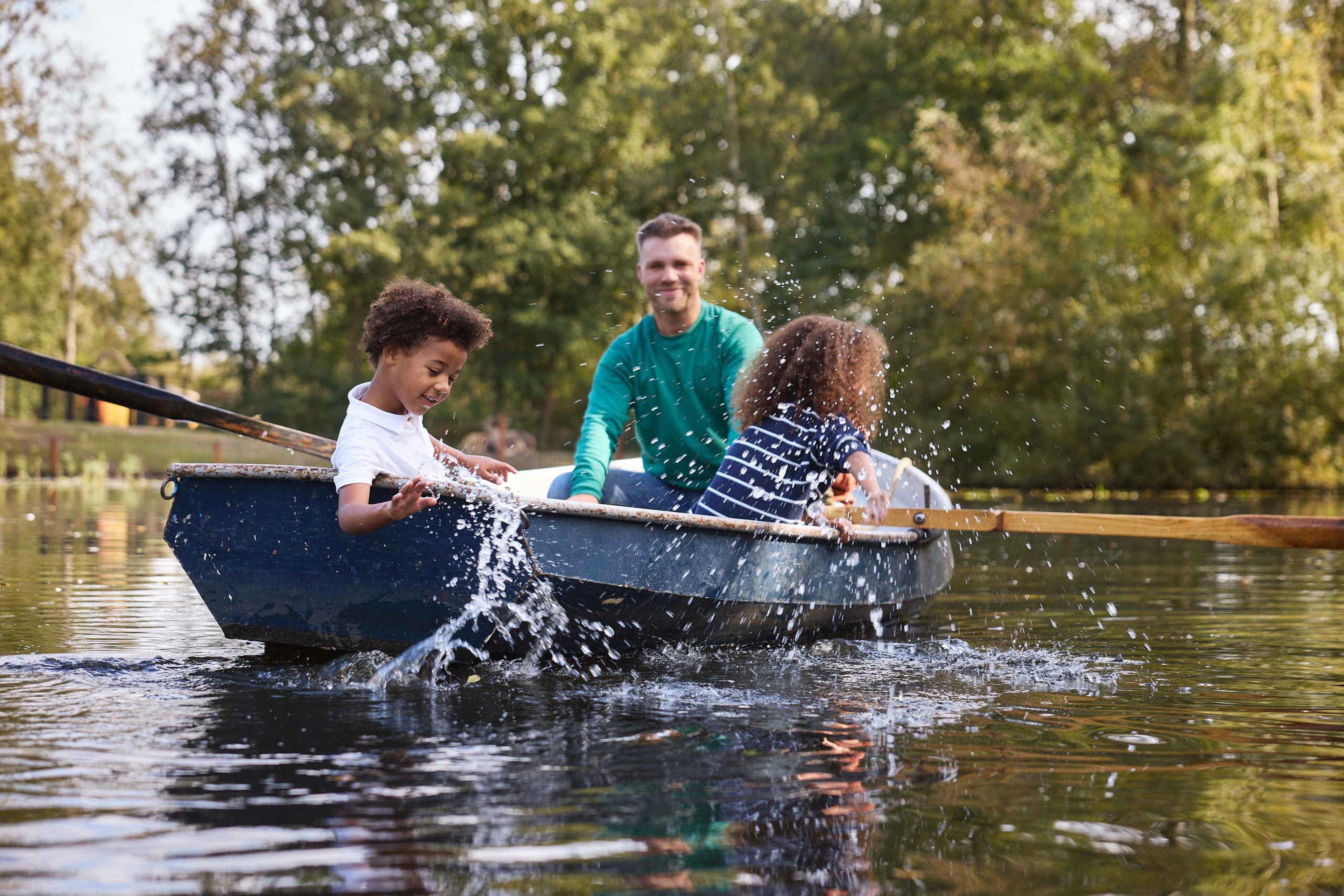 Jongens varen in boot met vader AquaZoo Leeuwarden