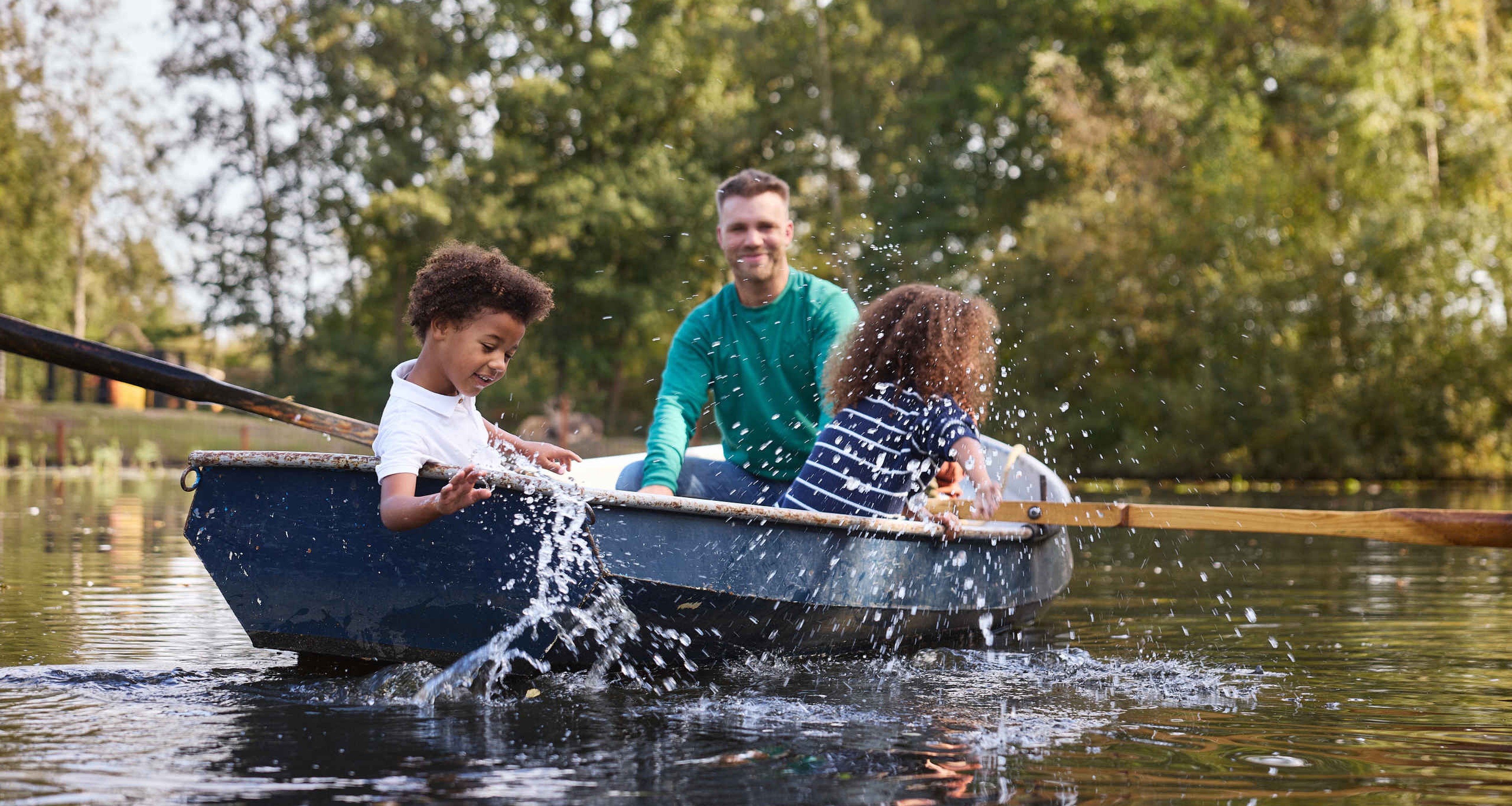 Jongens varen in boot met vader AquaZoo Leeuwarden