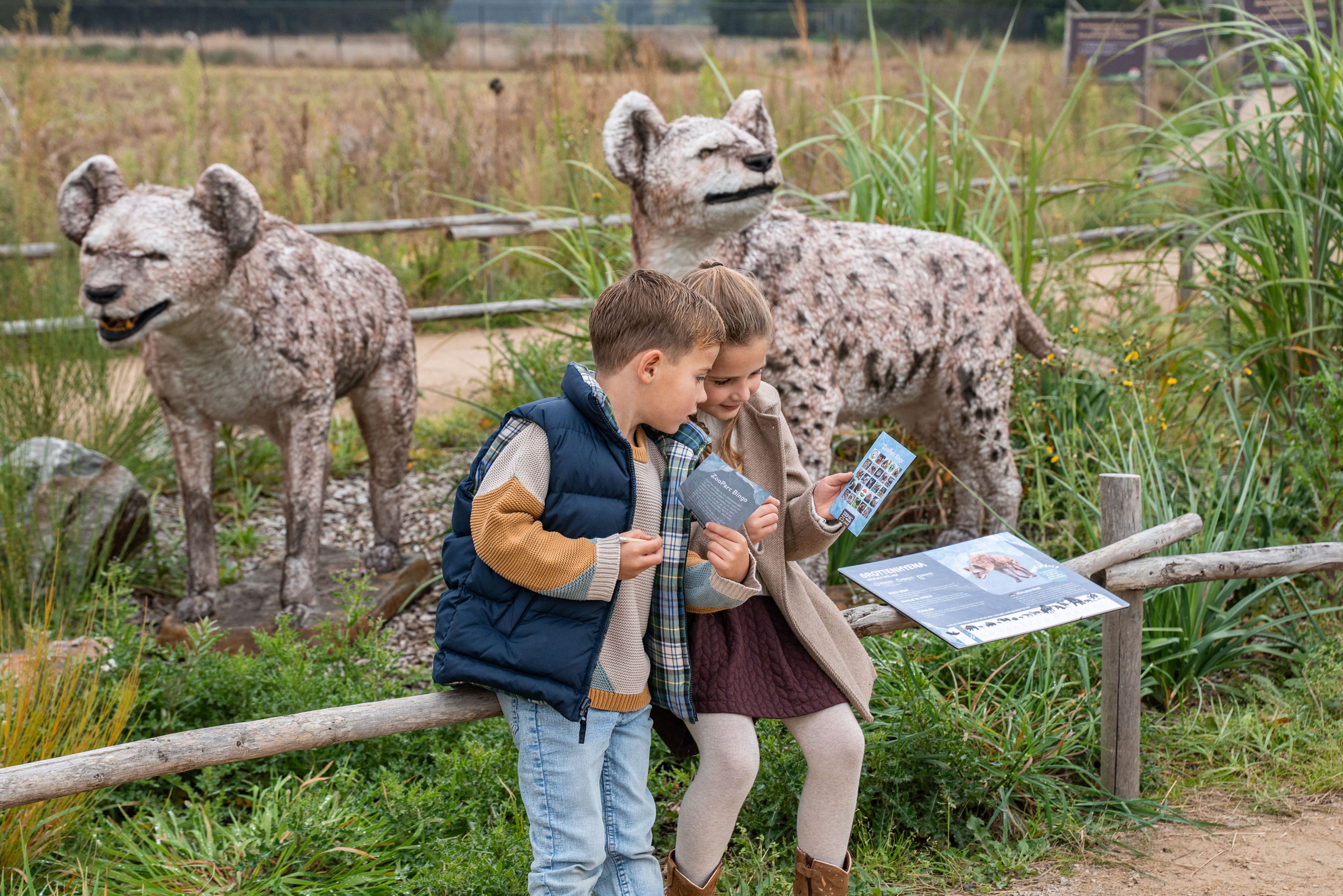 Twee kinderen bij de hyena's tijdens IJstijd in ZooParc Overloon