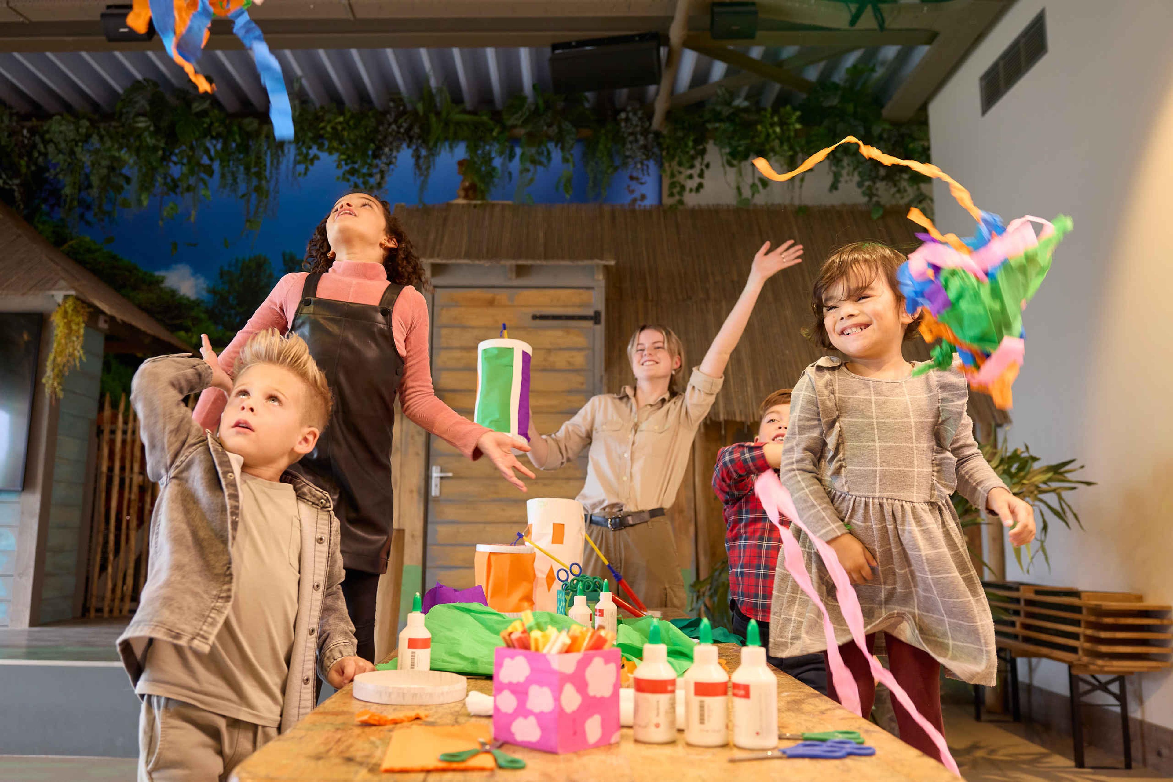 Animatie medewerker en kinderen aan het knutselen in Beekse Bergen