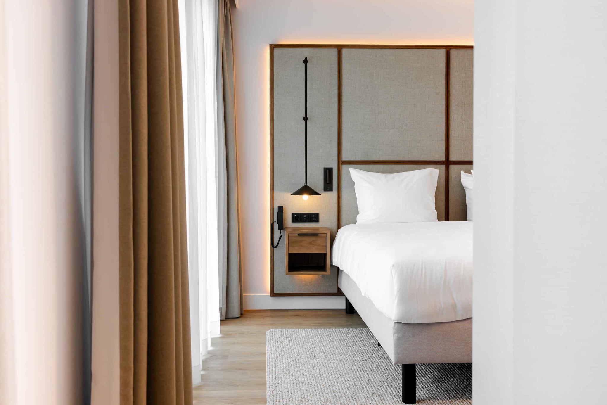 Doorkijk van een close-up van het bed in de Junior Suite in hotel Kasteel Steenenburg