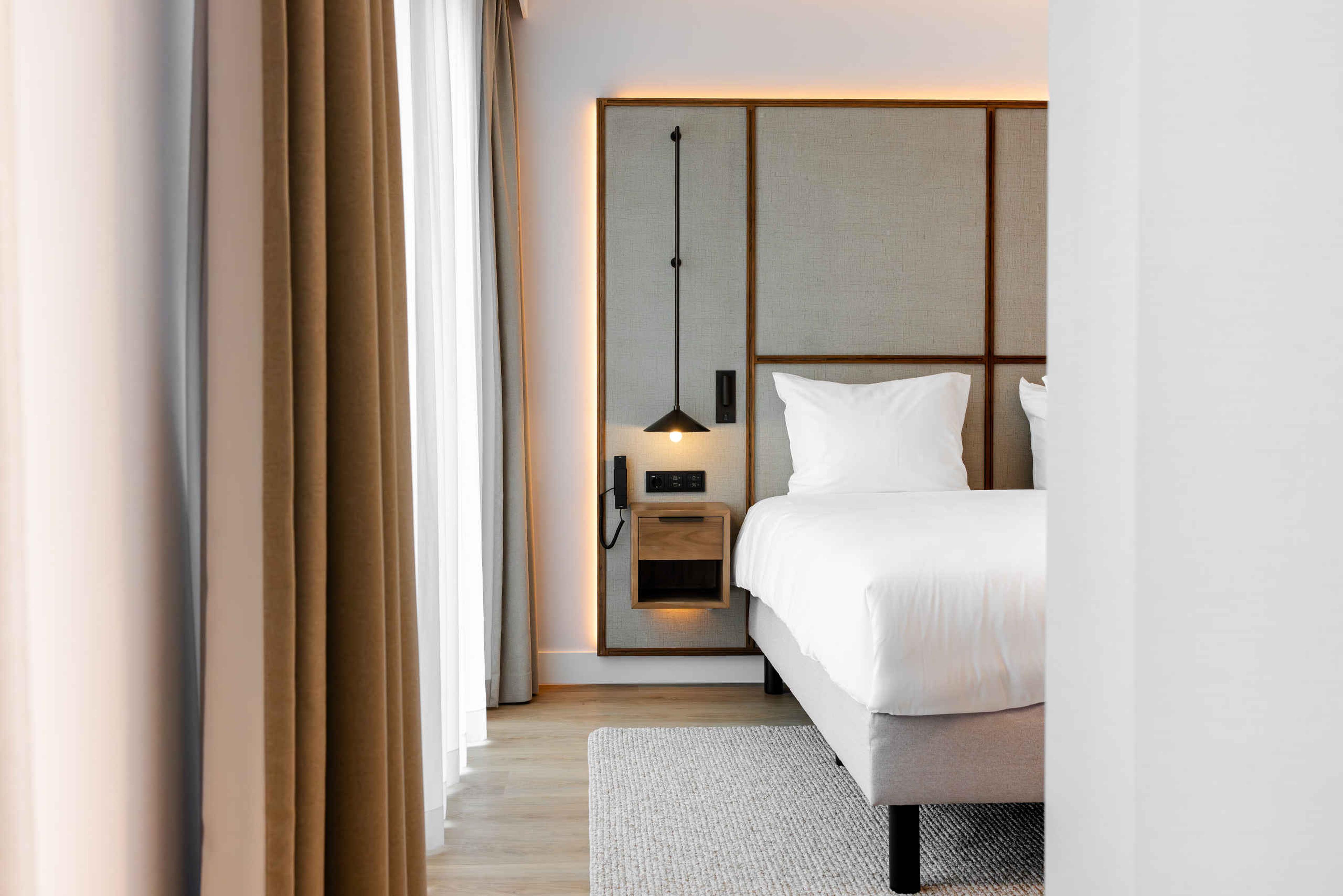 Doorkijk van een close-up van het bed in de Junior Suite in hotel Kasteel Steenenburg